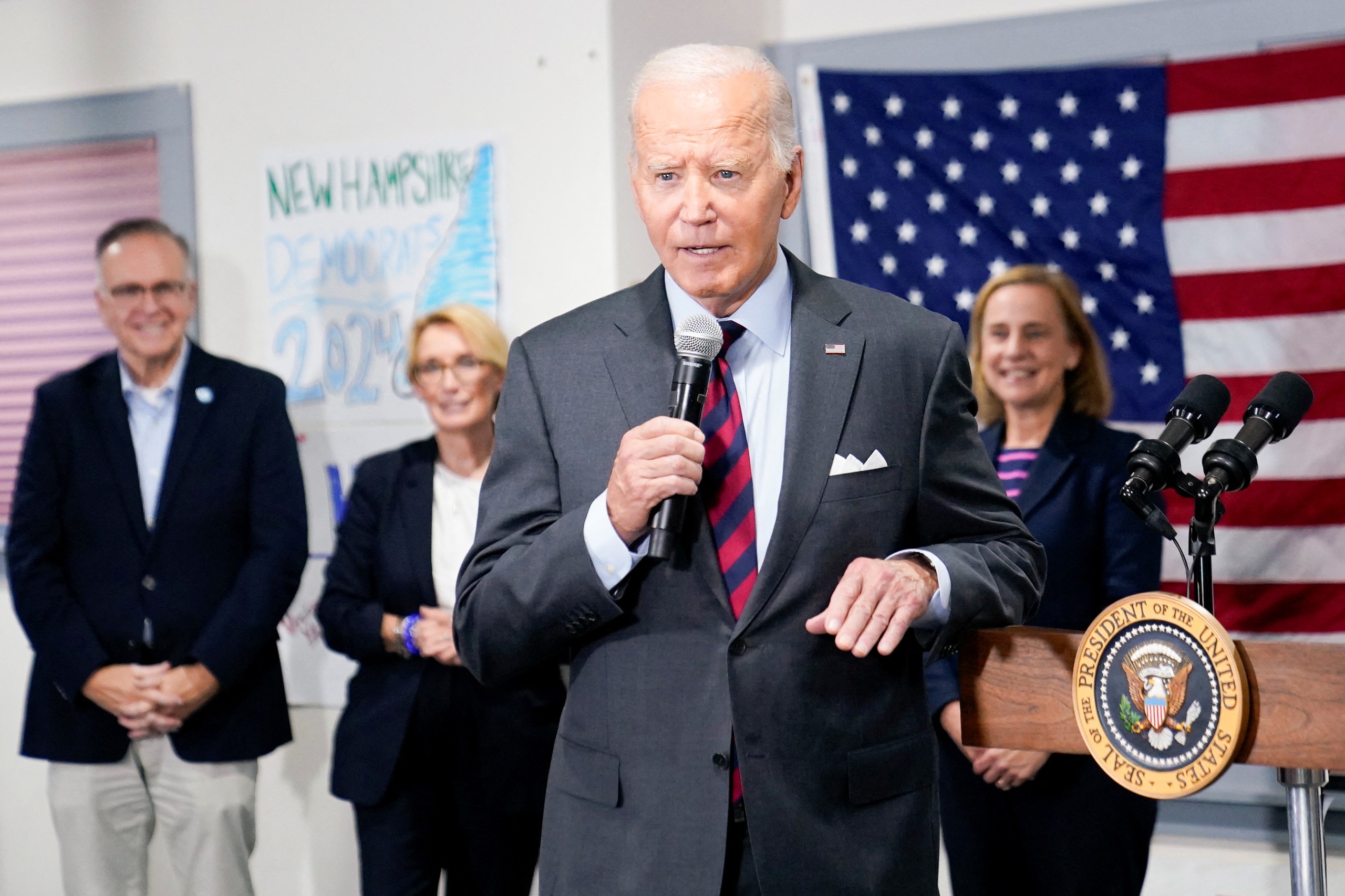 Kêu gọi 'nhốt' ông Trump, Tổng thống Biden có ý gì?- Ảnh 1.