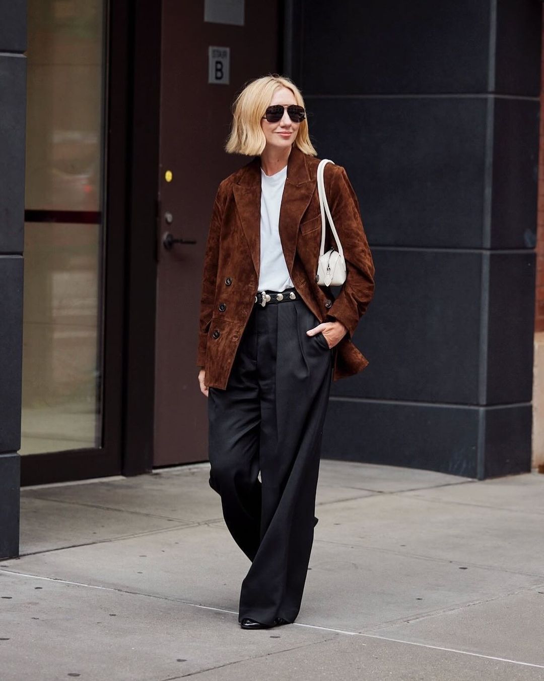 Cuando llega la temporada de frío, nada puede superar a un blazer - Foto 6. Mùa lạnh đến, không món đồ nào qua được áo blazer- Ảnh 6.