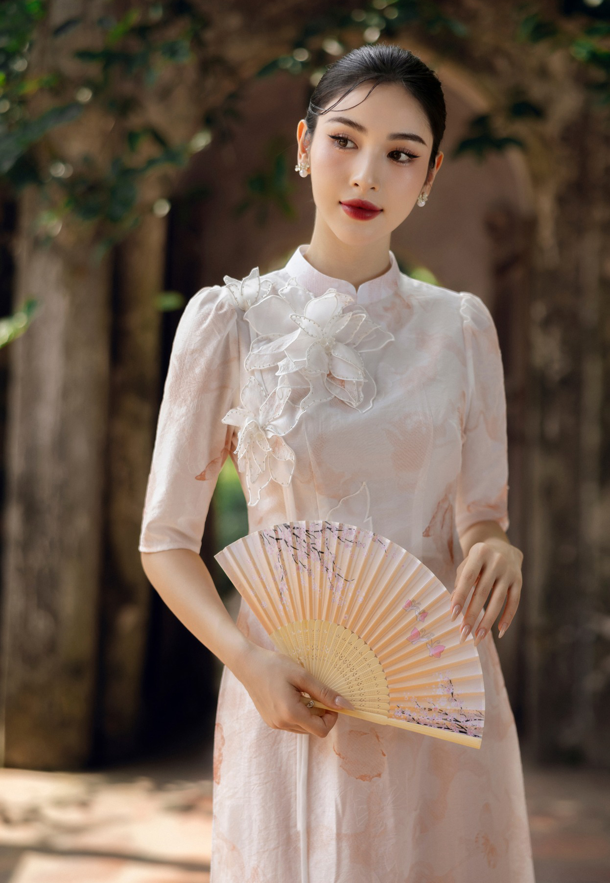 Mutasd meg az alakodat vietnami ao dai-ban ősszel, mindenki látni akarja - 5. kép. Mùa thu khoe dáng cùng áo dài Việt, ai cũng muốn ngắm nhìn- Ảnh 5.