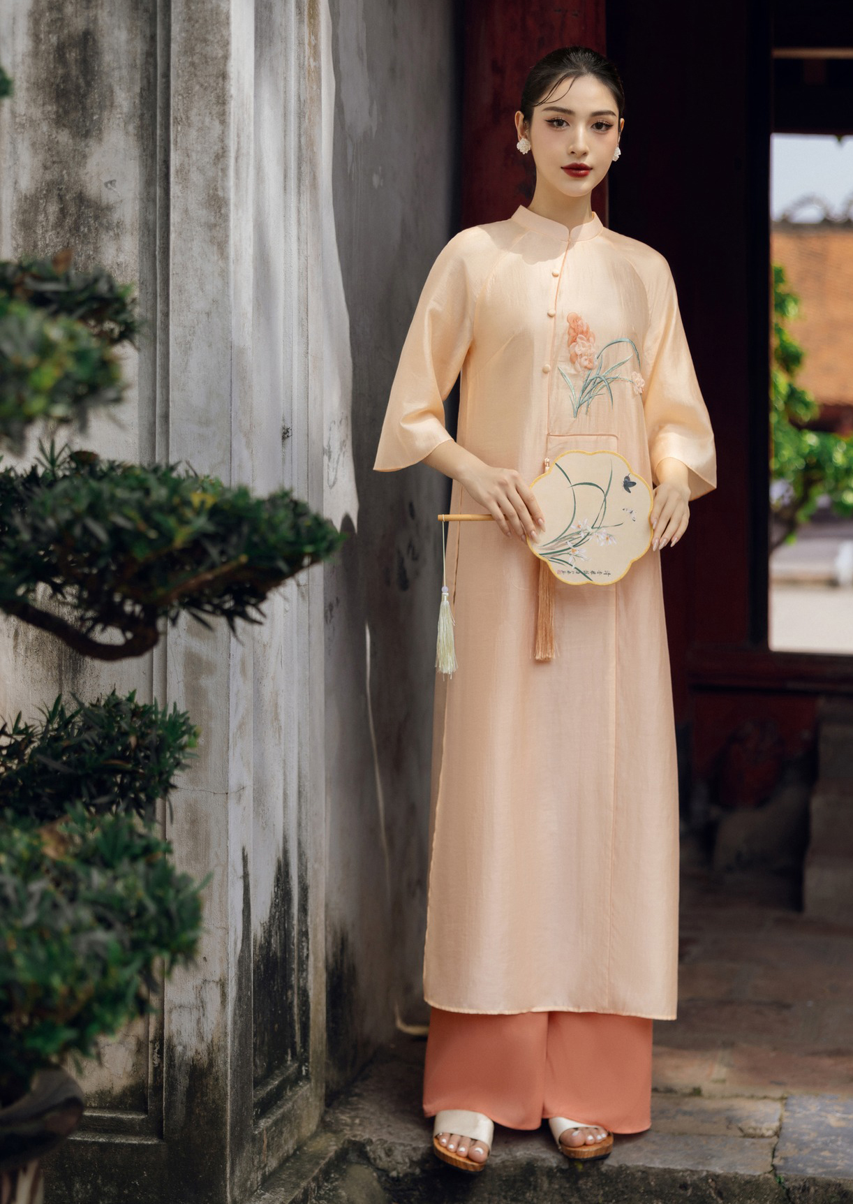 Mutasd meg az alakodat vietnami ao dai-ban ősszel, mindenki látni akarja - 1. kép. Mùa thu khoe dáng cùng áo dài Việt, ai cũng muốn ngắm nhìn- Ảnh 1.