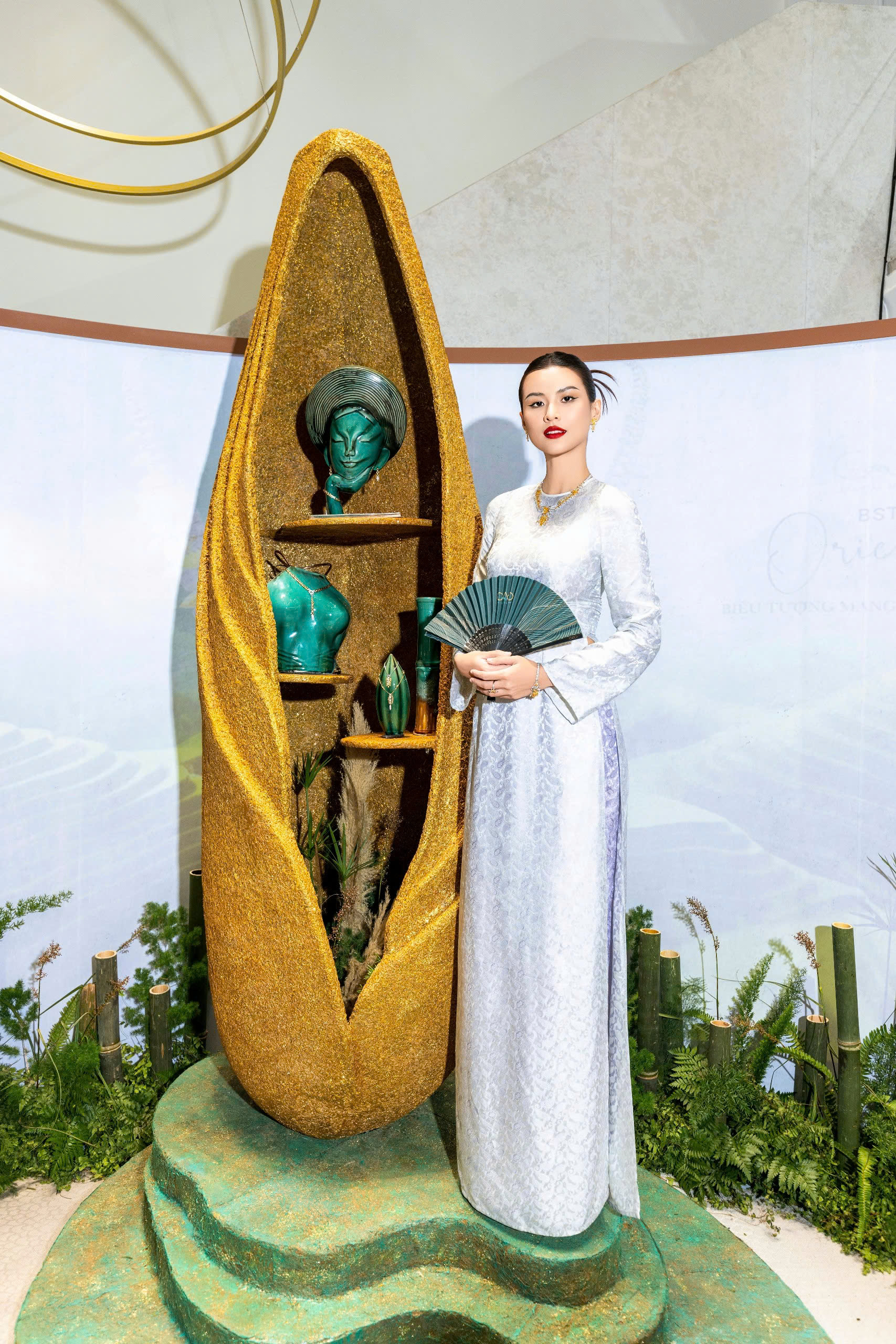 Nona Khanh Van bersinar di pameran yang menghormati budaya Vietnam - Foto 11. Hoa hậu Khánh Vân rạng rỡ tại triển lãm tôn vinh văn hóa Việt- Ảnh 11.