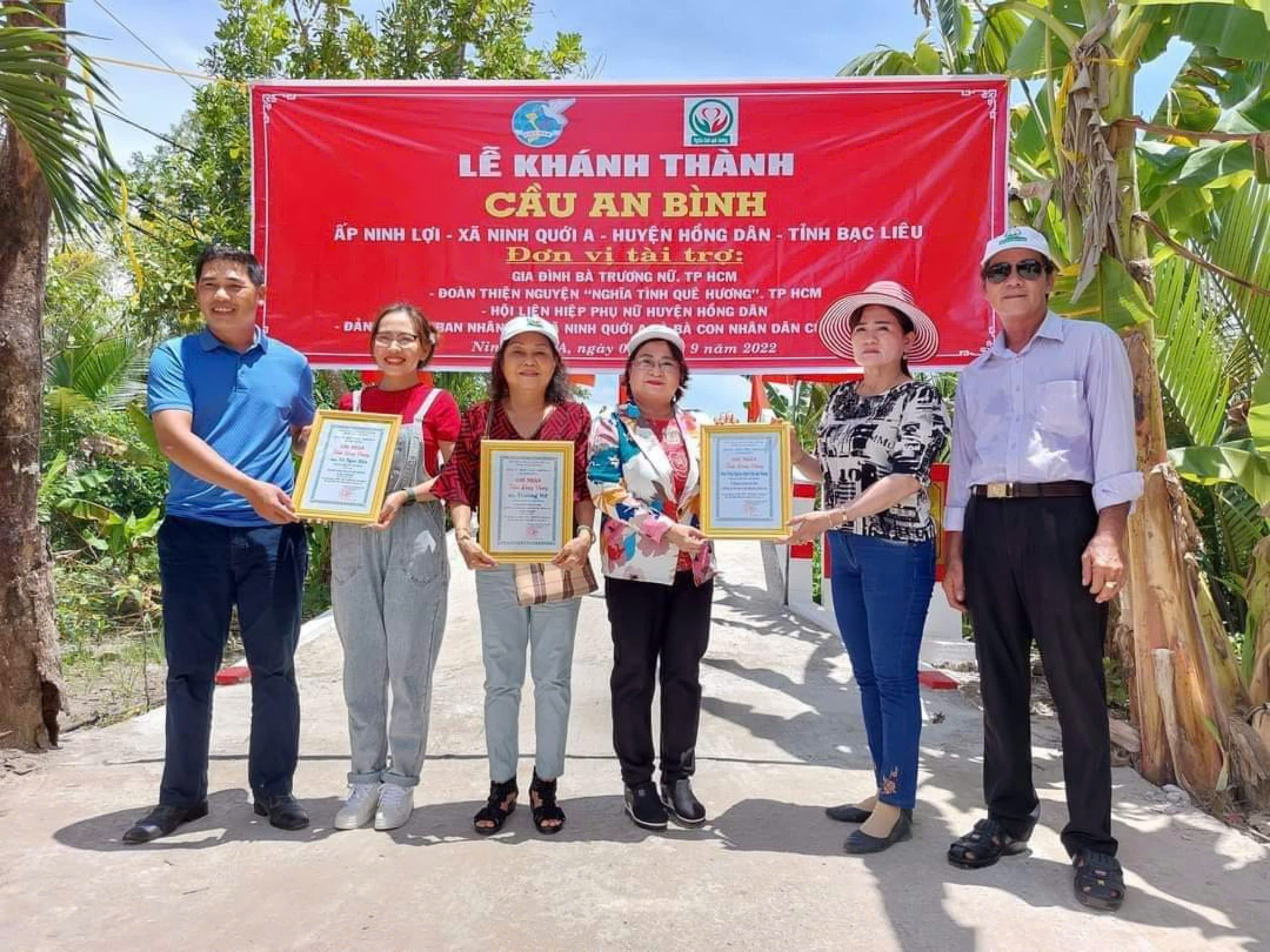 Người bắc những nhịp cầu yêu thương- Ảnh 1. Người bắc những nhịp cầu yêu thương- Ảnh 1.
