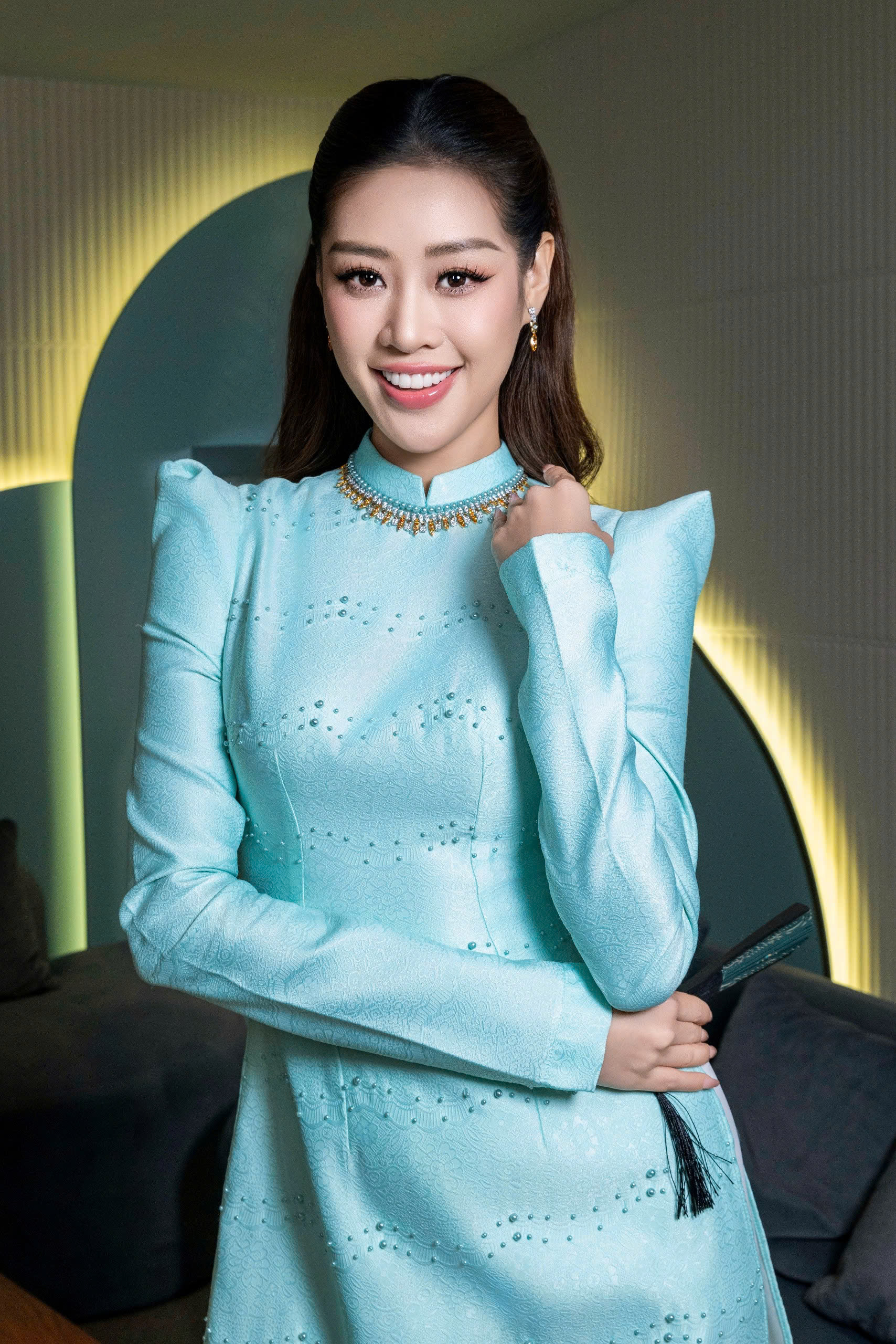 Nona Khanh Van bersinar di pameran yang menghormati budaya Vietnam - Foto 1. Hoa hậu Khánh Vân rạng rỡ tại triển lãm tôn vinh văn hóa Việt- Ảnh 1.