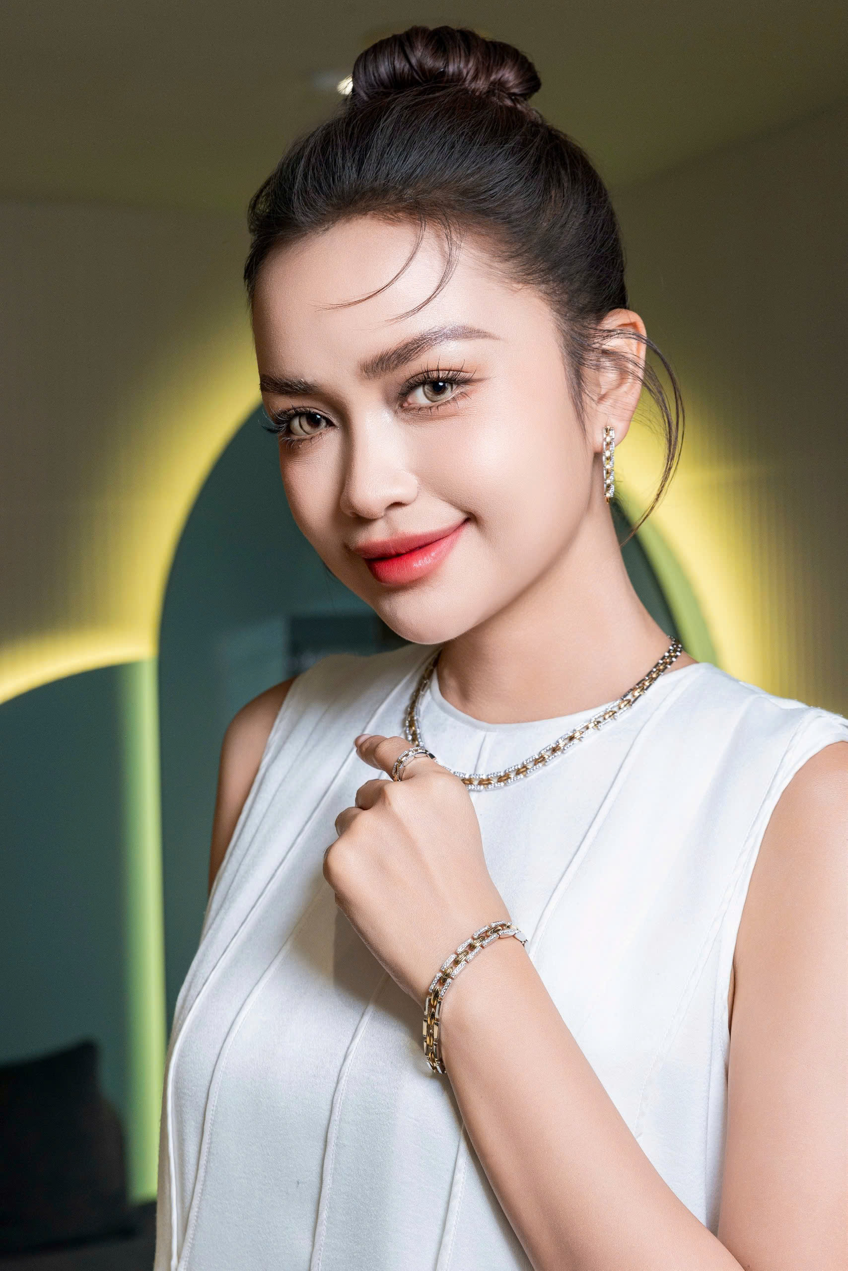 Nona Khanh Van bersinar di pameran yang menghormati budaya Vietnam - Foto 2. Hoa hậu Khánh Vân rạng rỡ tại triển lãm tôn vinh văn hóa Việt- Ảnh 2.