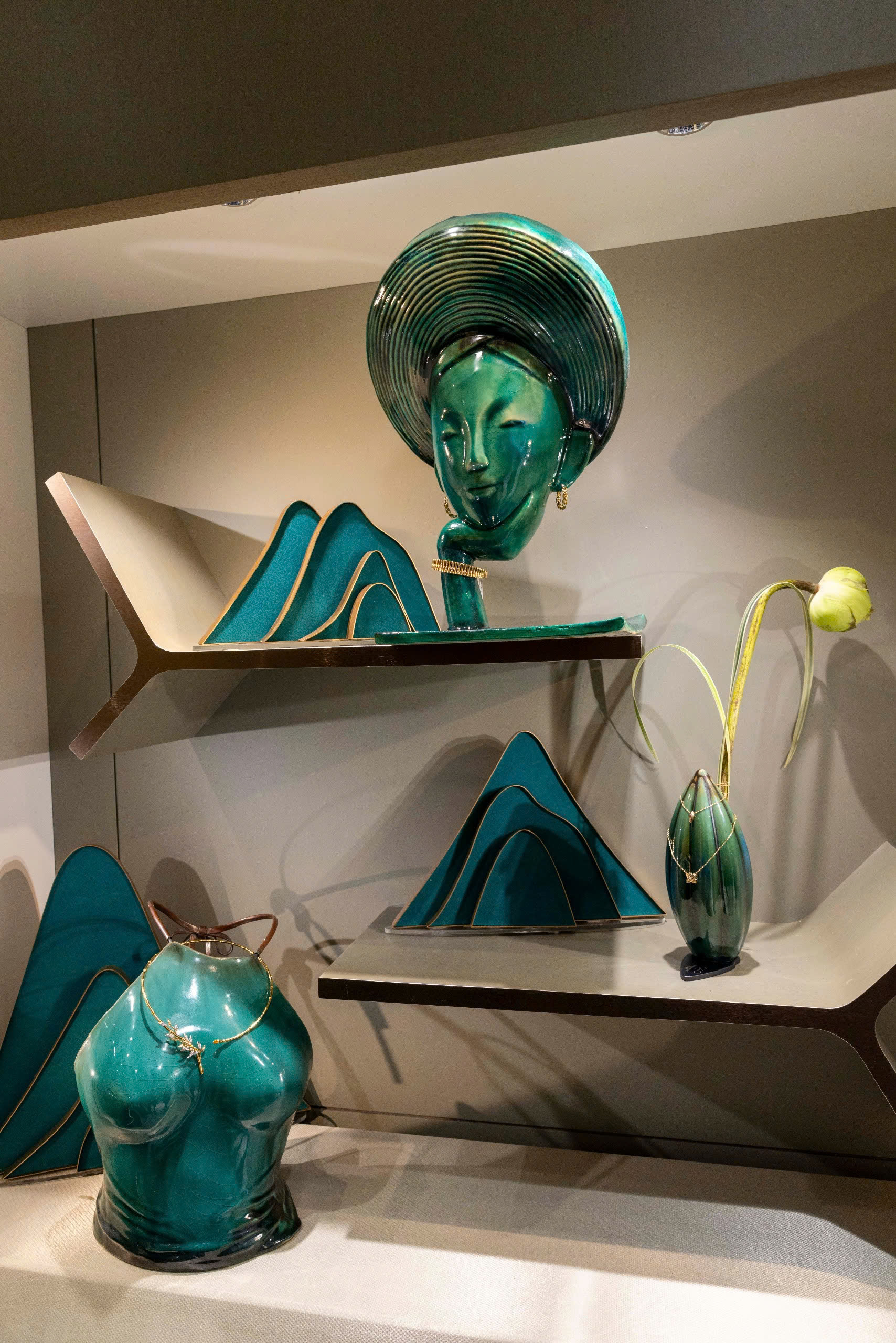 Nona Khanh Van bersinar di pameran yang menghormati budaya Vietnam - Foto 6. Hoa hậu Khánh Vân rạng rỡ tại triển lãm tôn vinh văn hóa Việt- Ảnh 6.