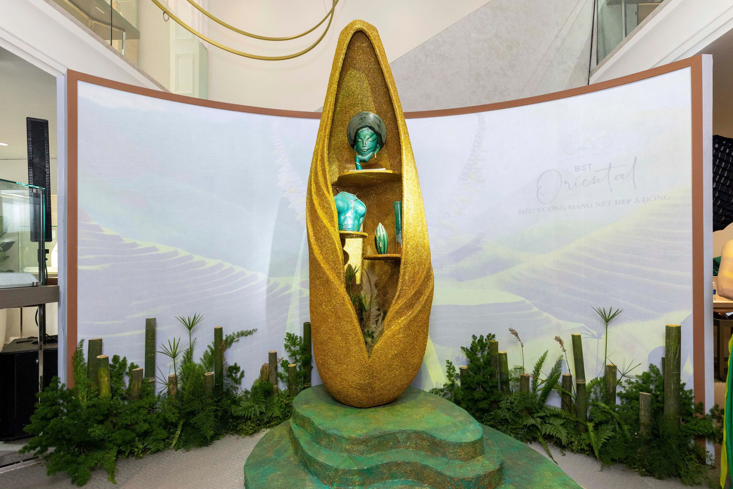 Nona Khanh Van bersinar di pameran yang menghormati budaya Vietnam - Foto 10. Hoa hậu Khánh Vân rạng rỡ tại triển lãm tôn vinh văn hóa Việt- Ảnh 10.