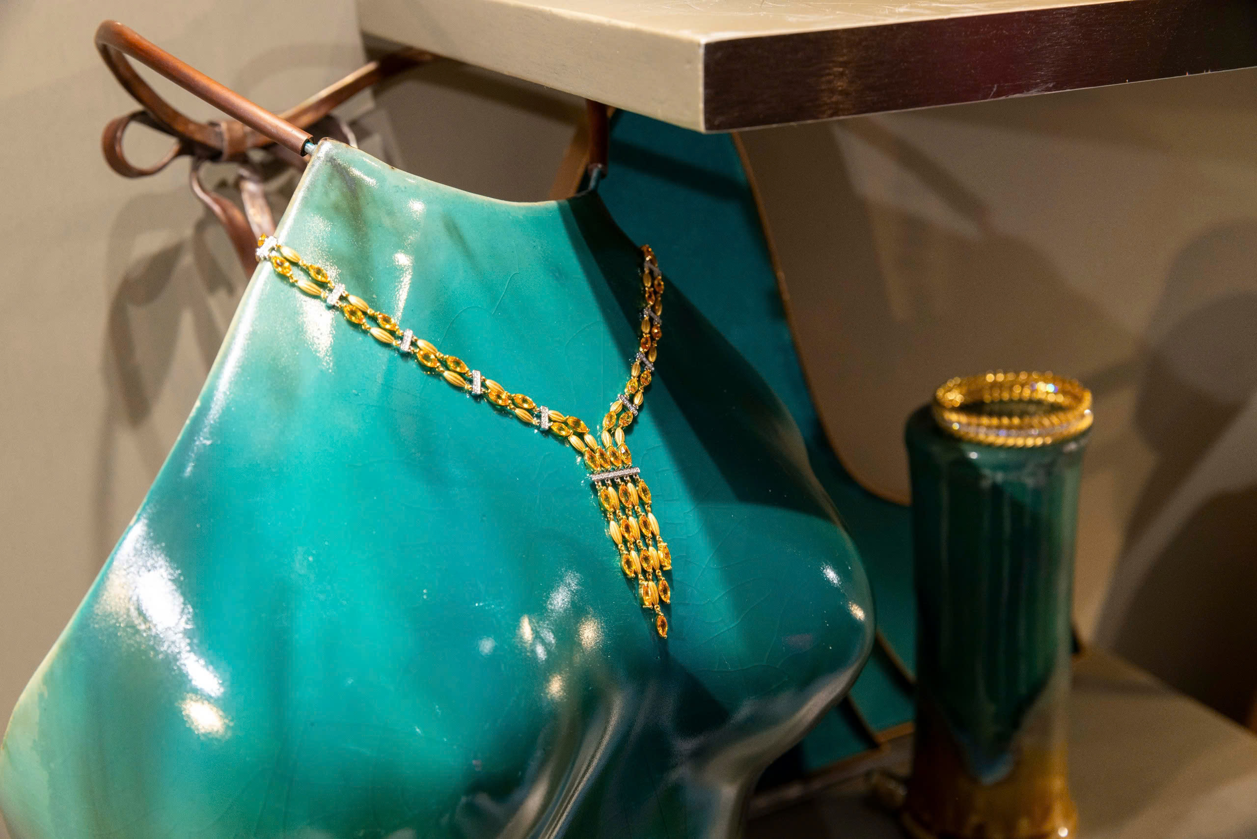 Nona Khanh Van bersinar di pameran yang menghormati budaya Vietnam - Foto 8. Hoa hậu Khánh Vân rạng rỡ tại triển lãm tôn vinh văn hóa Việt- Ảnh 8.