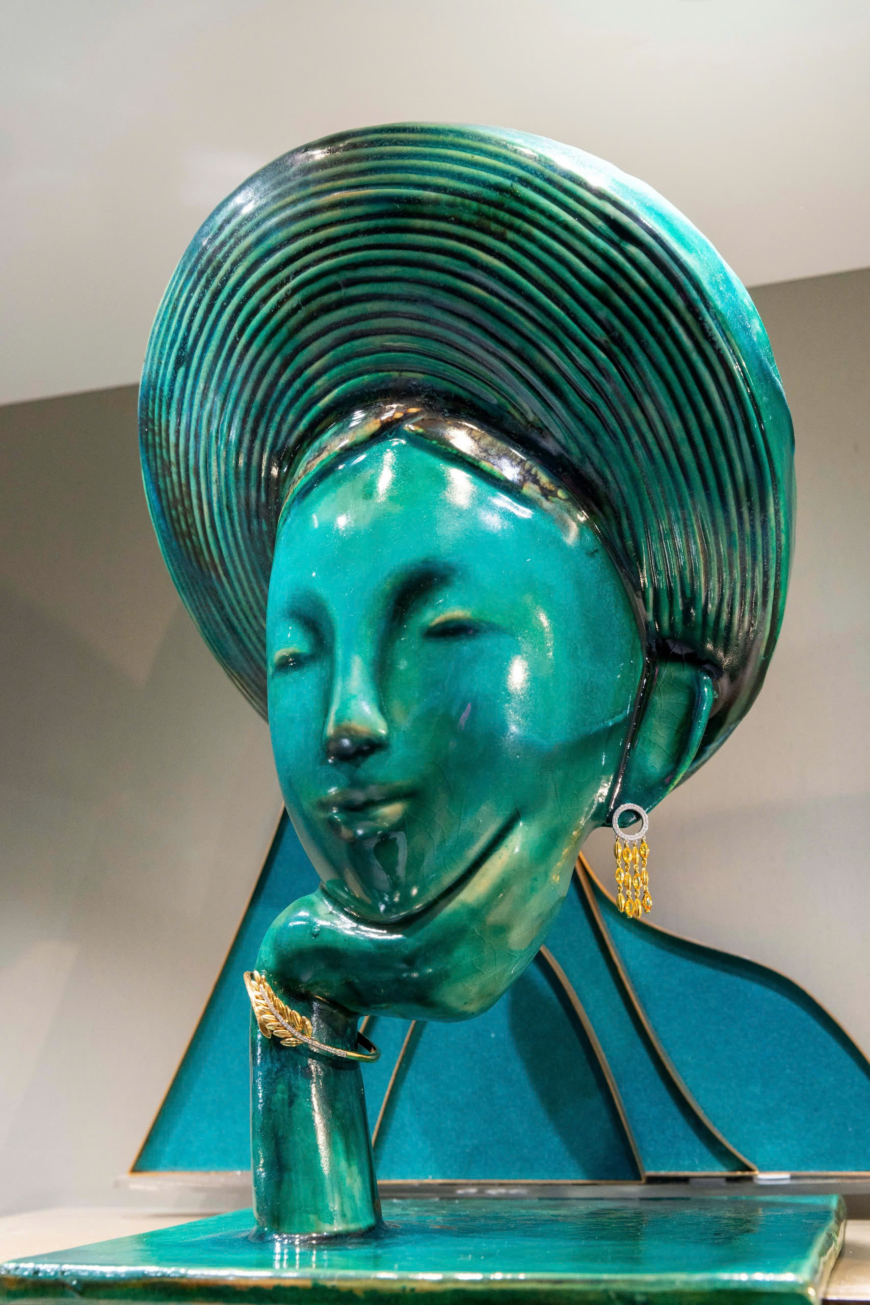 Nona Khanh Van bersinar di pameran yang menghormati budaya Vietnam - Foto 5. Hoa hậu Khánh Vân rạng rỡ tại triển lãm tôn vinh văn hóa Việt- Ảnh 5.