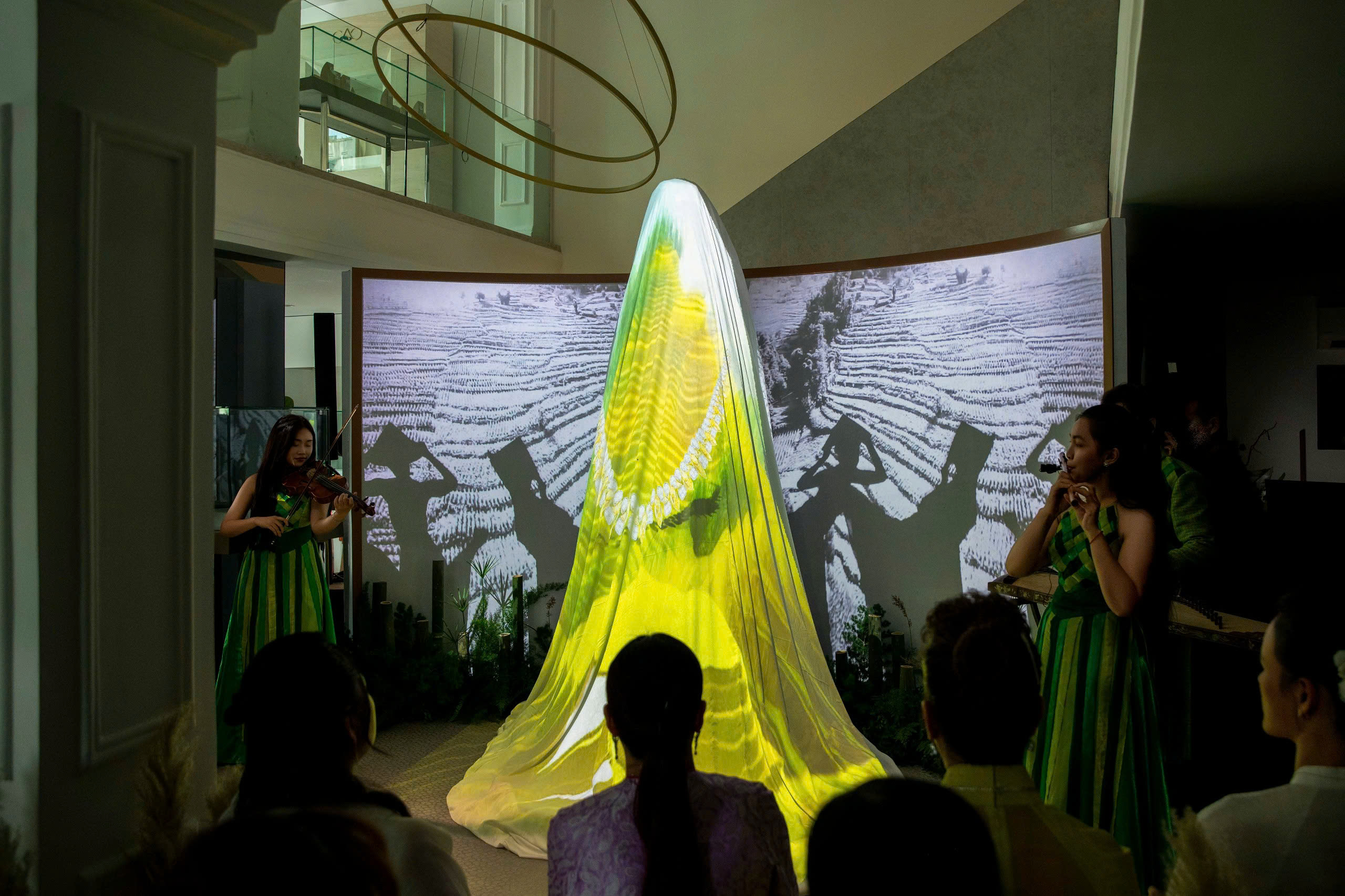 Nona Khanh Van bersinar di pameran yang menghormati budaya Vietnam - Foto 9. Hoa hậu Khánh Vân rạng rỡ tại triển lãm tôn vinh văn hóa Việt- Ảnh 9.