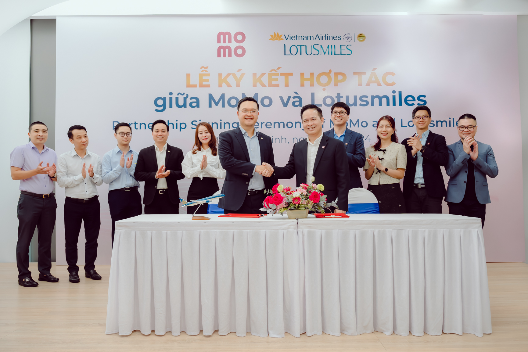 ベトナム航空とMoMoが特典交換で提携 - 写真1。 Vietnam Airlines và MoMo 'bắt tay' liên kết đổi thưởng- Ảnh 1.