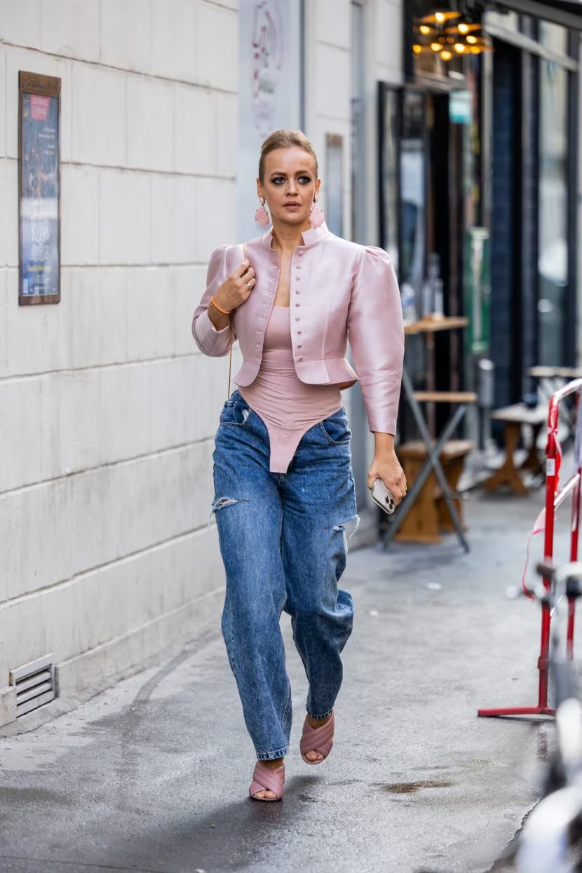 Zcela nový způsob nošení body, zvláštní a neobvyklý trend - Foto 3. Một cách hoàn toàn mới để mặc bodysuit, xu hướng kỳ lạ và khác thường- Ảnh 3.