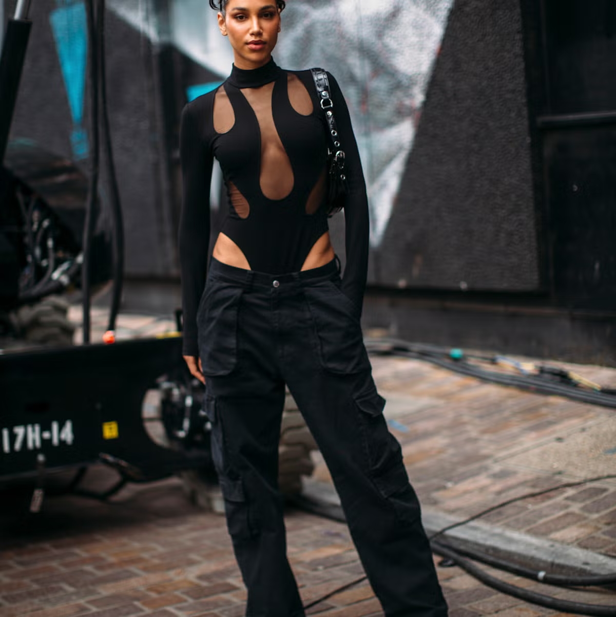 Zcela nový způsob nošení body, zvláštní a neobvyklý trend - Foto 4. Một cách hoàn toàn mới để mặc bodysuit, xu hướng kỳ lạ và khác thường- Ảnh 4.