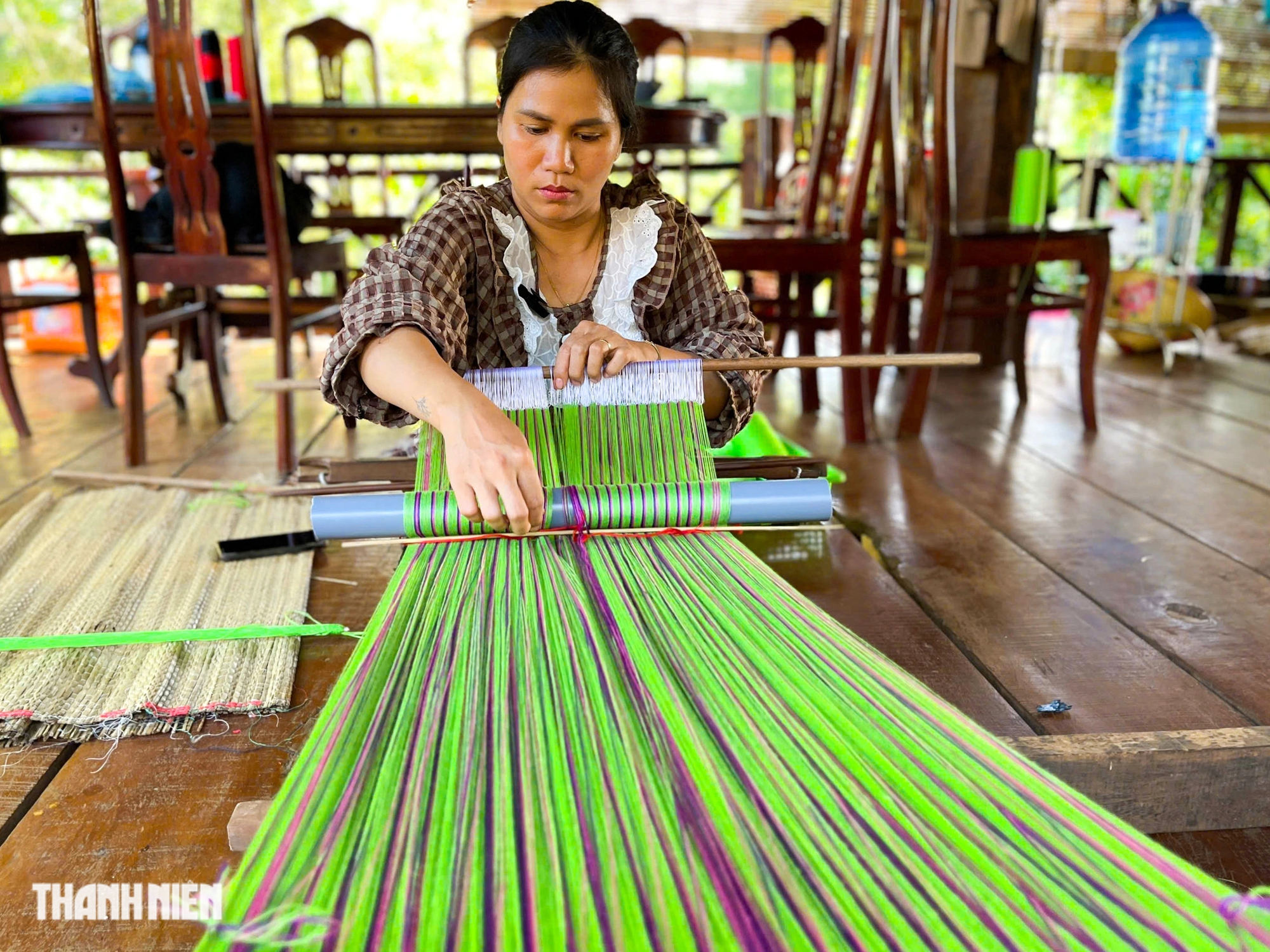 Vẻ đẹp của ‘hồn’ thổ cẩm từ những vật dụng bỏ đi- Ảnh 3.