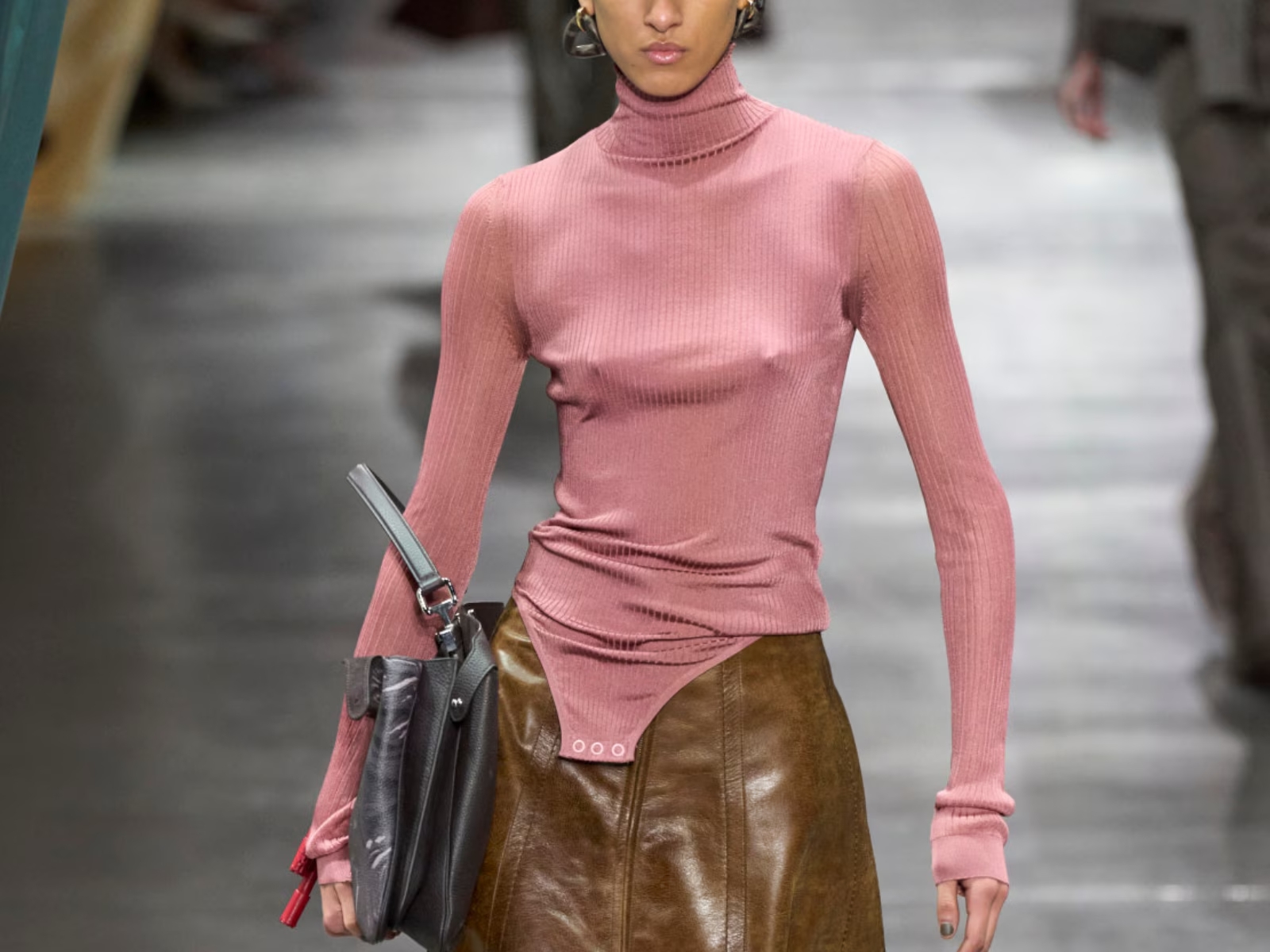 Zcela nový způsob nošení body, zvláštní a neobvyklý trend - Foto 7. Một cách hoàn toàn mới để mặc bodysuit, xu hướng kỳ lạ và khác thường- Ảnh 7.