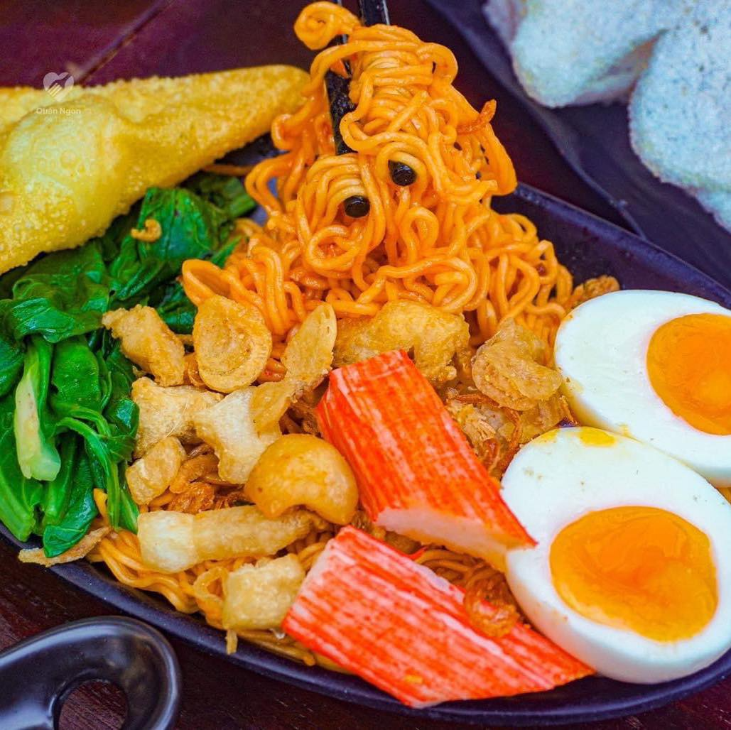 ពេលមក Da Nang តើអ្នកអាចញ៉ាំគុយទាវចម្រុះដែលឆ្ងាញ់ សម្បូរបែប និងថោកនៅឯណា? - រូបថត ២. Đến Đà Nẵng, ăn mì trộn ở đâu ngon, nhiều, rẻ?- Ảnh 2.