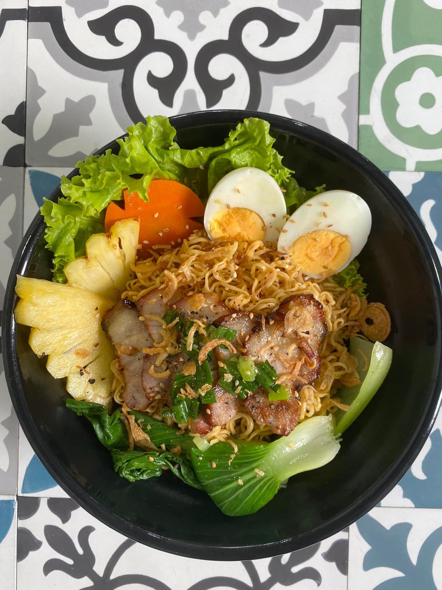 ពេលមក Da Nang តើអ្នកអាចញ៉ាំគុយទាវចម្រុះដែលឆ្ងាញ់ សម្បូរបែប និងថោកនៅឯណា? - រូបថត ៣. Đến Đà Nẵng, ăn mì trộn ở đâu ngon, nhiều, rẻ?- Ảnh 3.