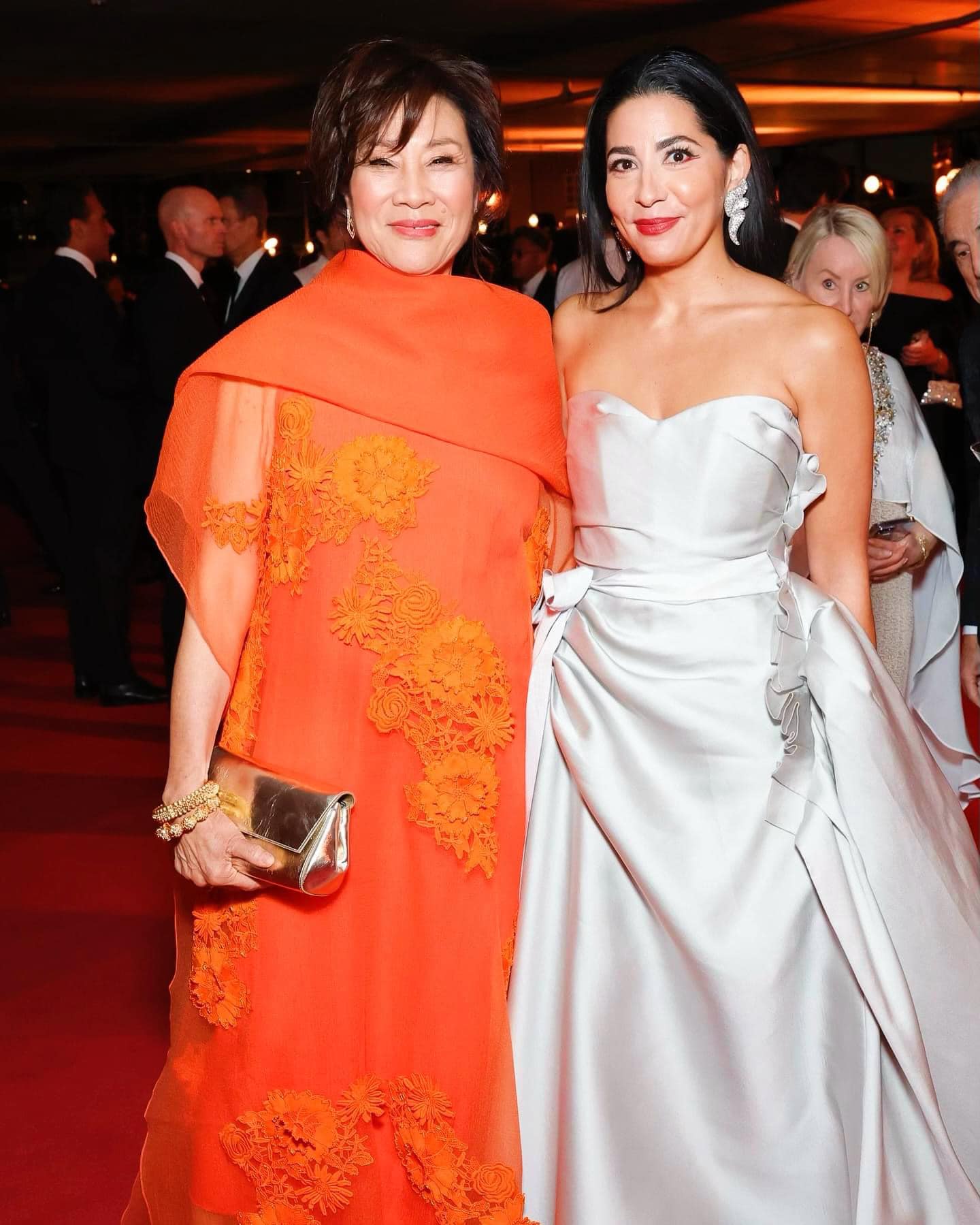 Bintang internasional tampil mencolok dengan busana Vietnam di karpet merah Hollywood - Foto 2. Sao quốc tế nổi bật với thời trang Việt trên thảm đỏ Hollywood- Ảnh 2.