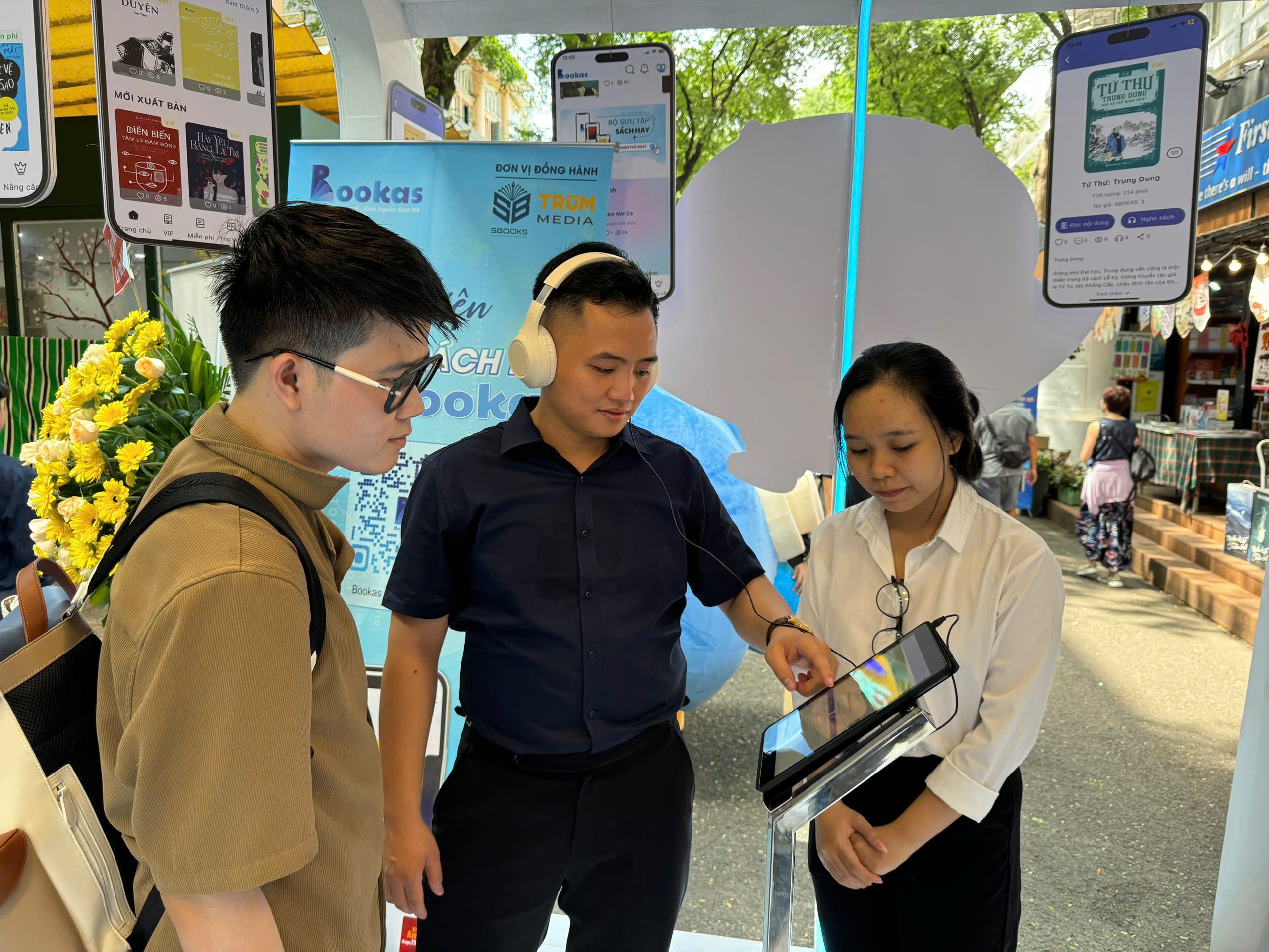 Izgalmas „Könyv és digitális átalakulás hete” Ho Si Minh-városban – 3. kép. Sôi động 'Tuần lễ sách và chuyển đổi số' tại TP.HCM- Ảnh 3.