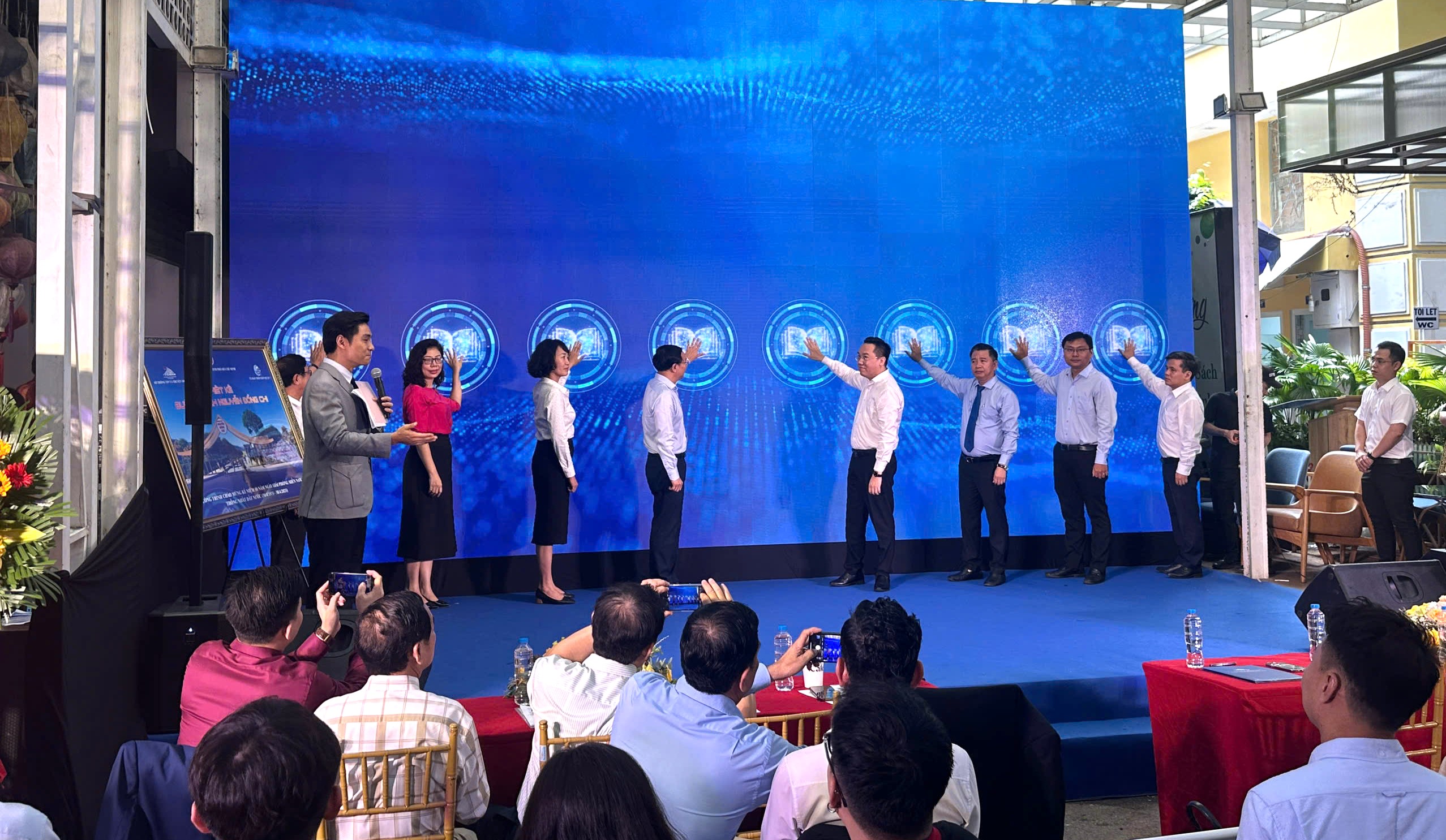 Izgalmas „Könyvhét és digitális átalakulás” Ho Si Minh-városban – 1. kép. Sôi động 'Tuần lễ sách và chuyển đổi số' tại TP.HCM- Ảnh 1.