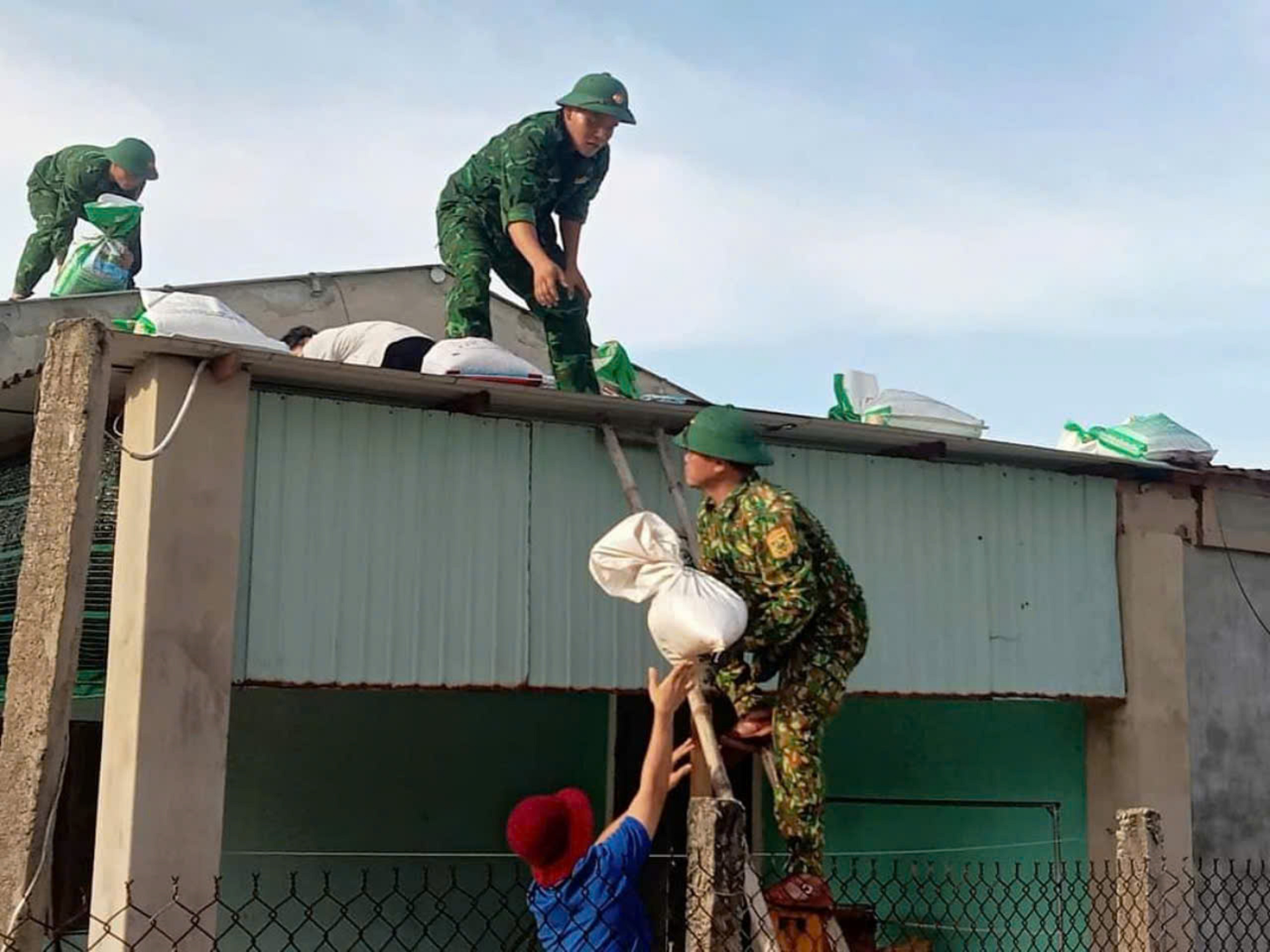 Giúp dân chằng chống nhà cửa ứng phó bão Trà Mi- Ảnh 5.