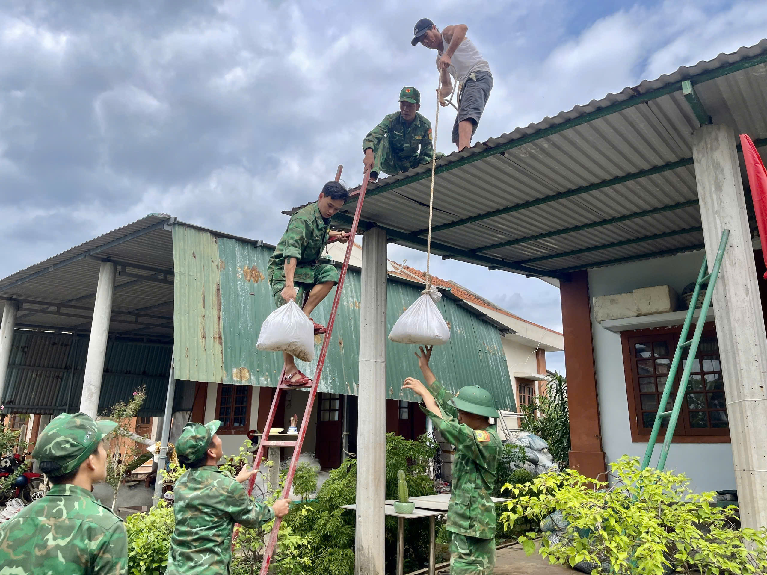 Quảng Trị: Lực lượng biên phòng tổng lực giúp dân trước bão Trà Mi- Ảnh 2.