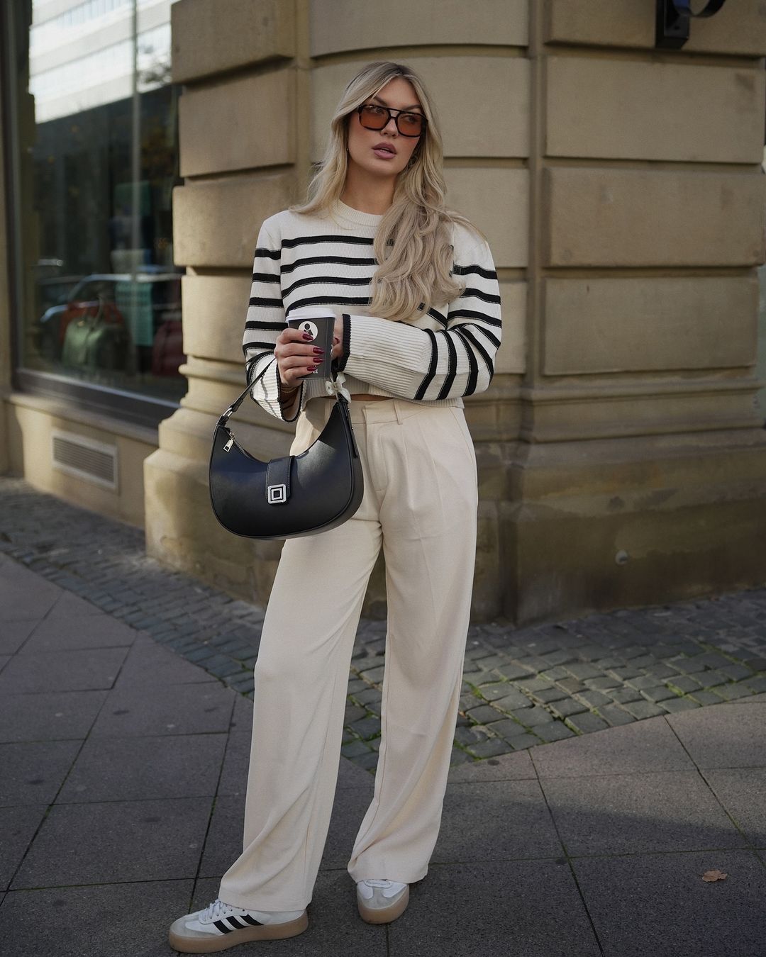 Hemligheten bakom att erövra enkelt men attraktivt minimalistiskt mode - Foto 3. Bí quyết chinh phục thời trang minimalism đơn giản mà vẫn cuốn hút- Ảnh 3.