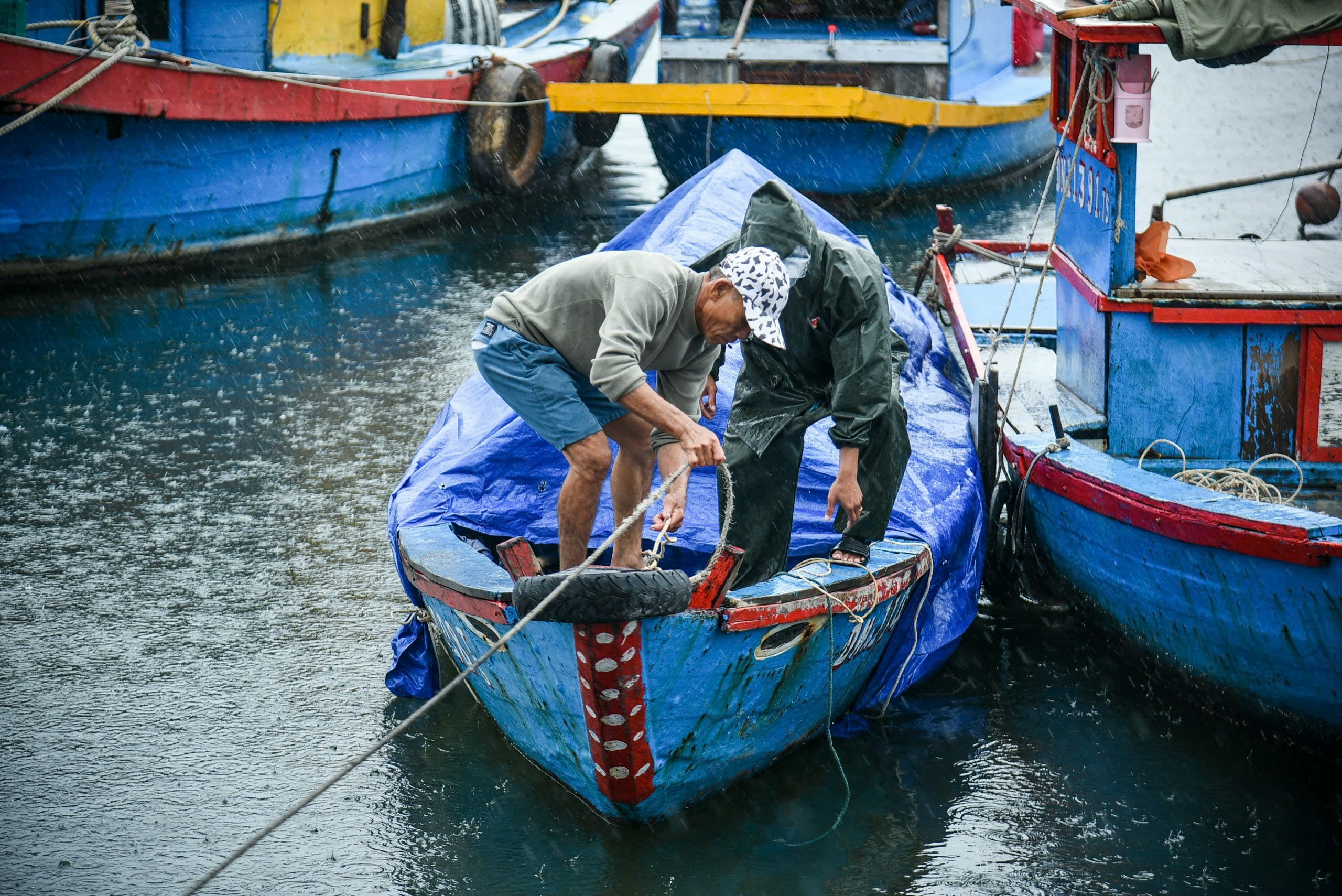 Ngư dân Đà Nẵng tránh bão Trà Mi: Thuê xe cẩu đưa thuyền lên bờ- Ảnh 2.