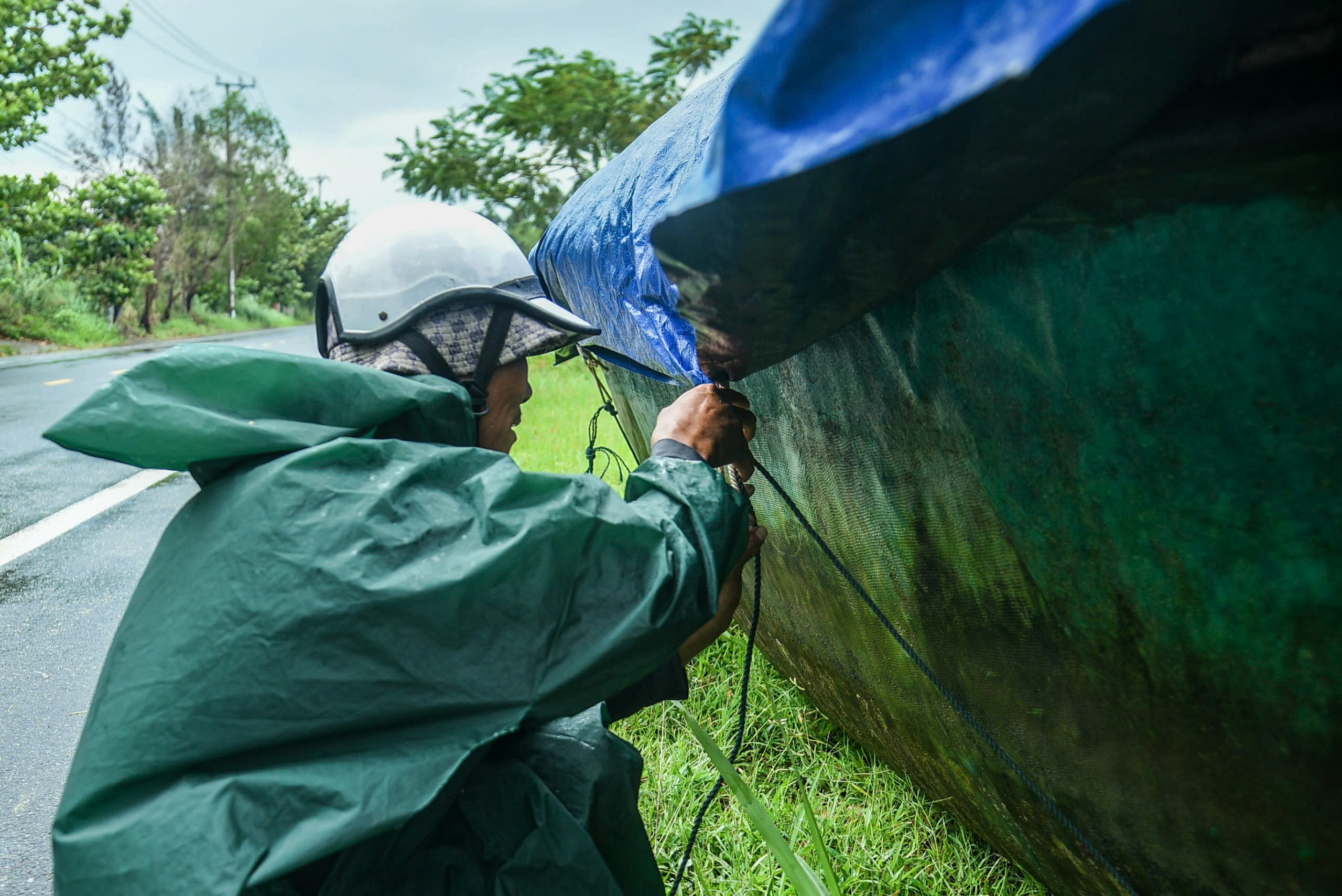 Ngư dân Đà Nẵng tránh bão Trà Mi: Thuê xe cẩu đưa thuyền lên bờ- Ảnh 9.