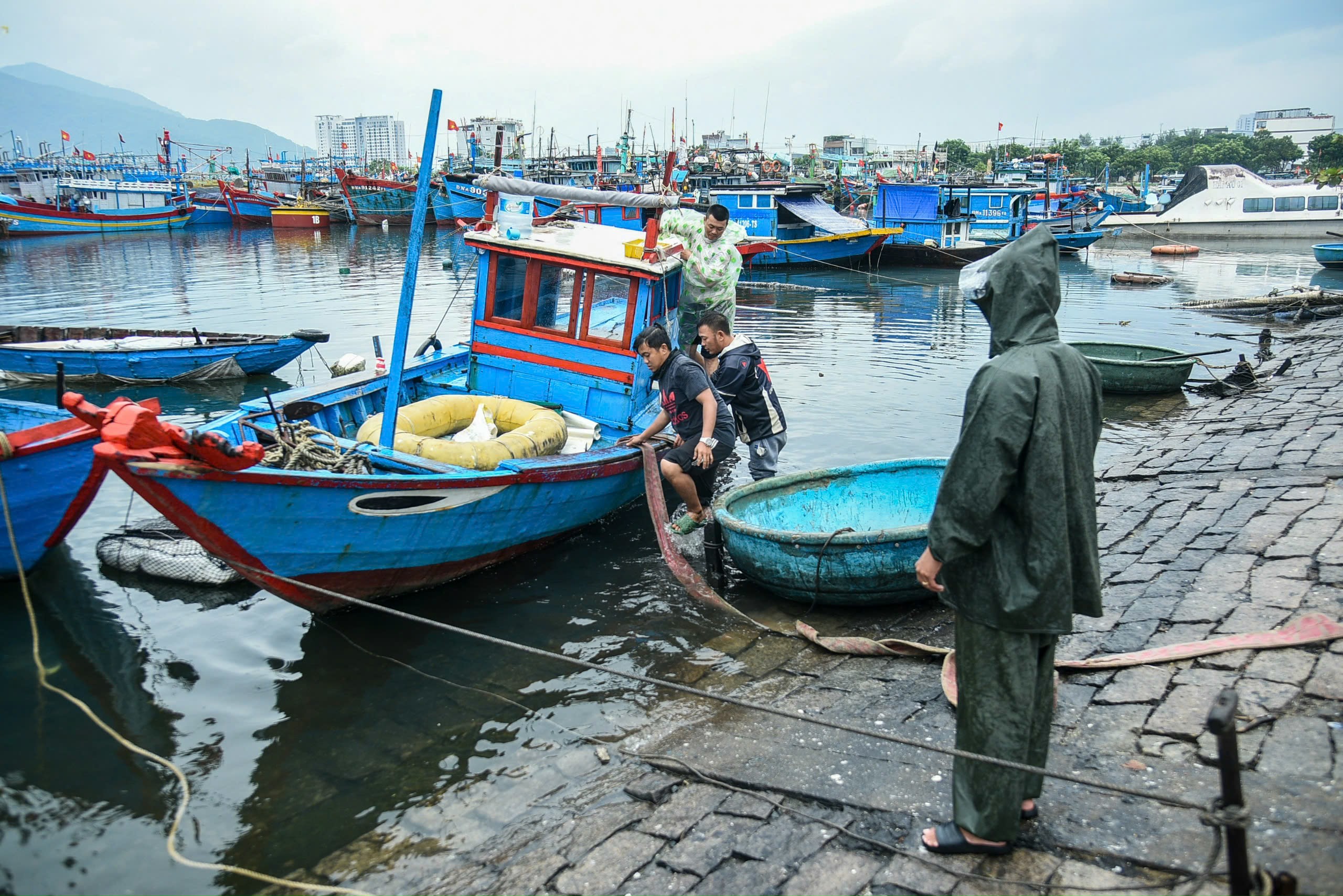 Ngư dân Đà Nẵng tránh bão Trà Mi: Thuê xe cẩu đưa thuyền lên bờ- Ảnh 4.