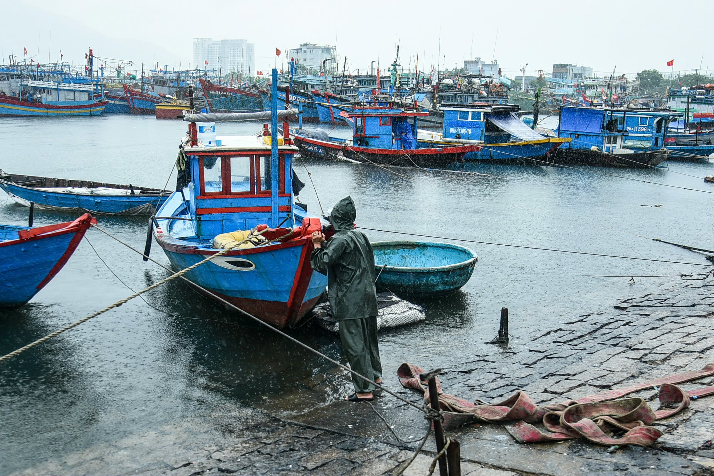 Ngư dân Đà Nẵng tránh bão Trà Mi: Thuê xe cẩu đưa thuyền lên bờ- Ảnh 3.