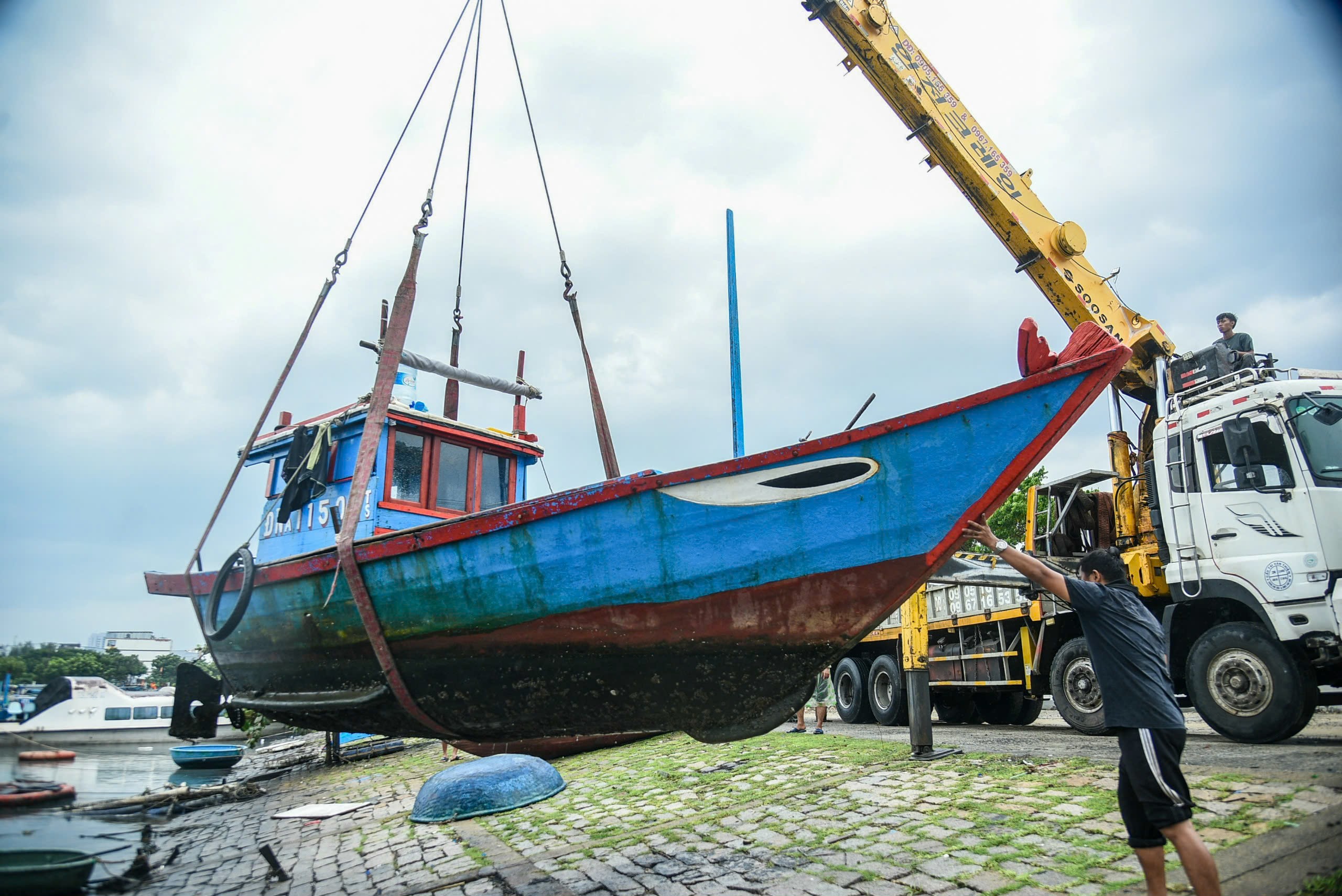 Ngư dân Đà Nẵng tránh bão Trà Mi: Thuê xe cẩu đưa thuyền lên bờ- Ảnh 1.