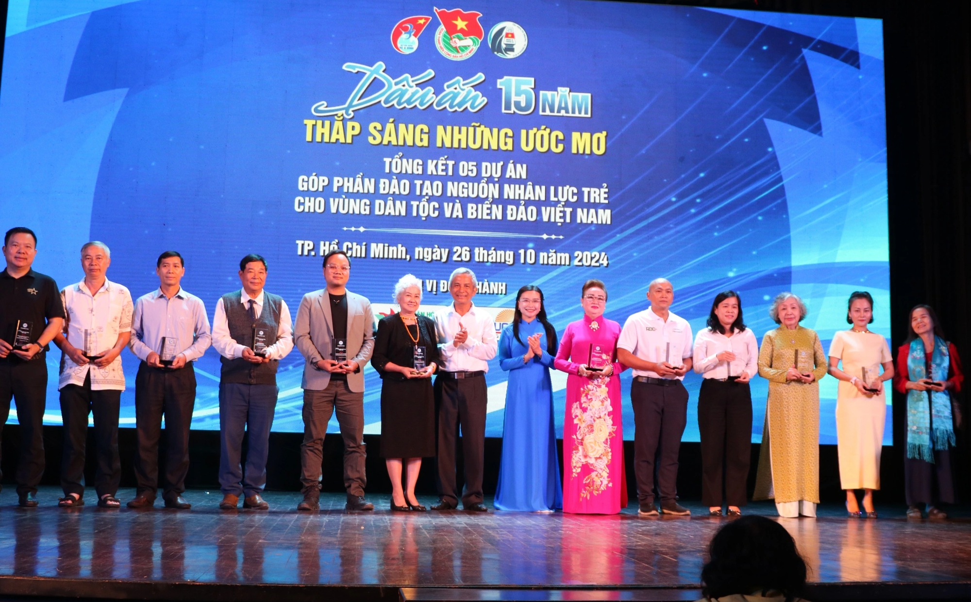 O Fundo de Bolsas de Estudo Vu A Dinh contribui para a formação de recursos humanos em áreas desfavorecidas - Foto 5. Quỹ học bổng Vừ A Dính góp phần đào tạo nguồn nhân lực cho vùng khó khăn- Ảnh 5.