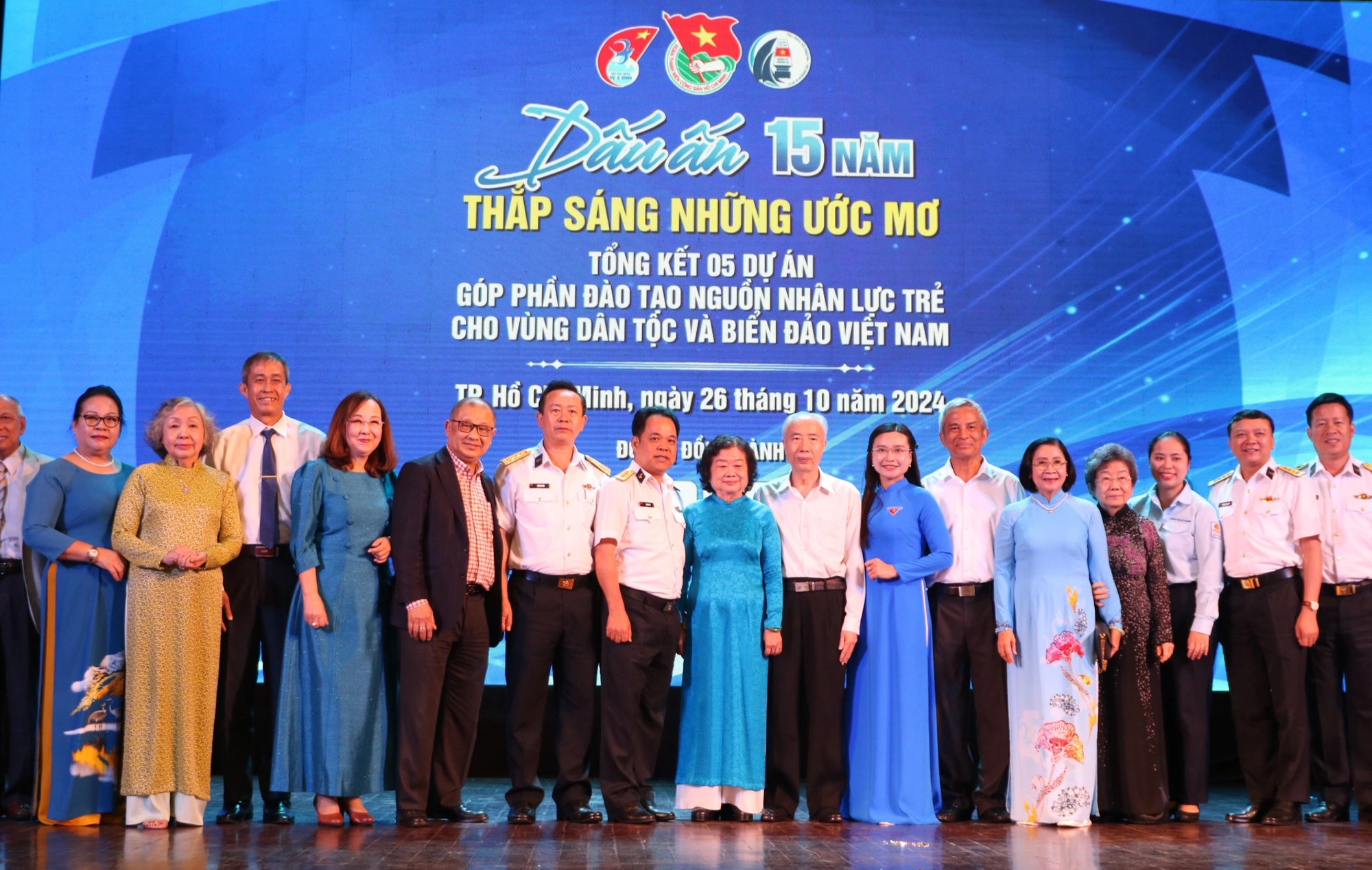 O Fundo de Bolsas de Estudo Vu A Dinh contribui para a formação de recursos humanos em áreas desfavorecidas - Foto 1. Quỹ học bổng Vừ A Dính góp phần đào tạo nguồn nhân lực cho vùng khó khăn- Ảnh 1.