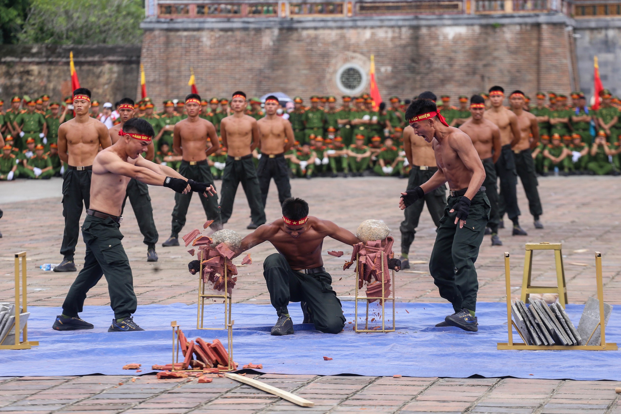 Lực lượng công an diễu binh, biểu diễn võ thuật mãn nhãn tại Huế- Ảnh 7.