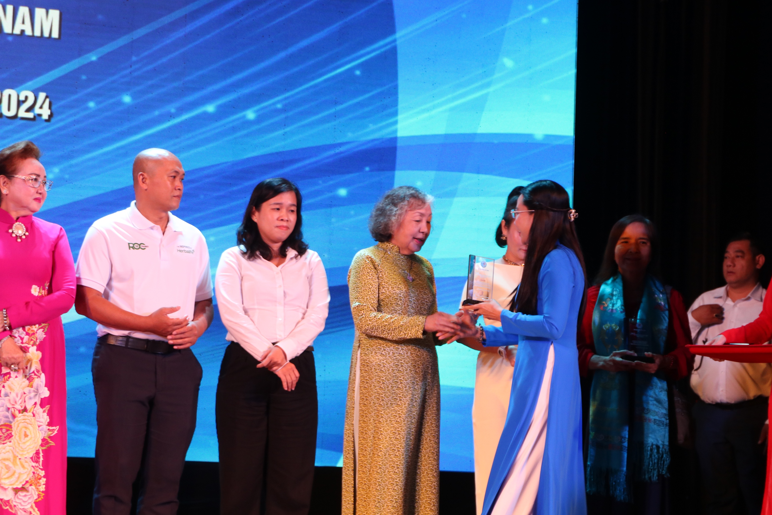 O Fundo de Bolsas de Estudo Vu A Dinh contribui para a formação de recursos humanos em áreas desfavorecidas - Foto 4. Quỹ học bổng Vừ A Dính góp phần đào tạo nguồn nhân lực cho vùng khó khăn- Ảnh 4.