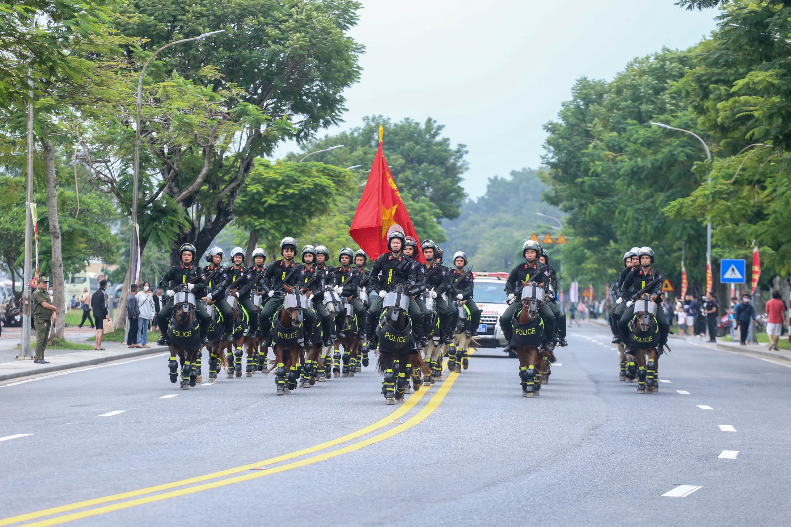 Lực lượng công an diễu binh, biểu diễn võ thuật mãn nhãn tại Huế- Ảnh 5.