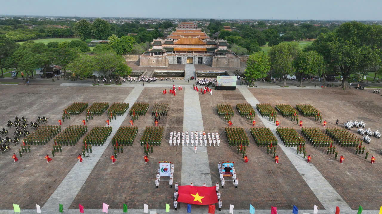 Lực lượng công an diễu binh, biểu diễn võ thuật mãn nhãn tại Huế- Ảnh 1.