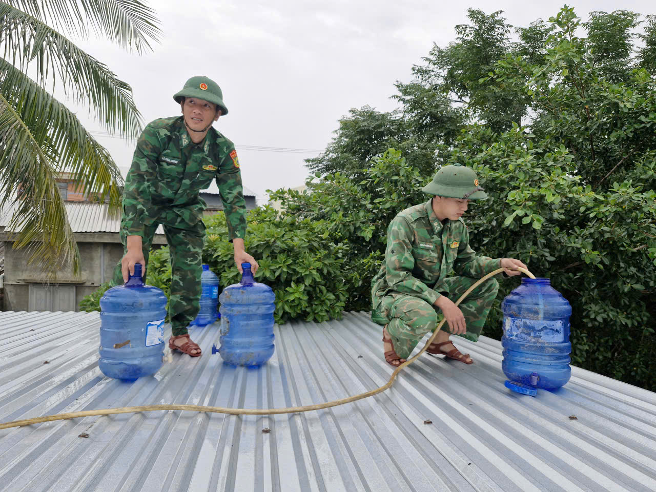 Giúp dân chằng chống nhà cửa ứng phó bão Trà Mi- Ảnh 4.