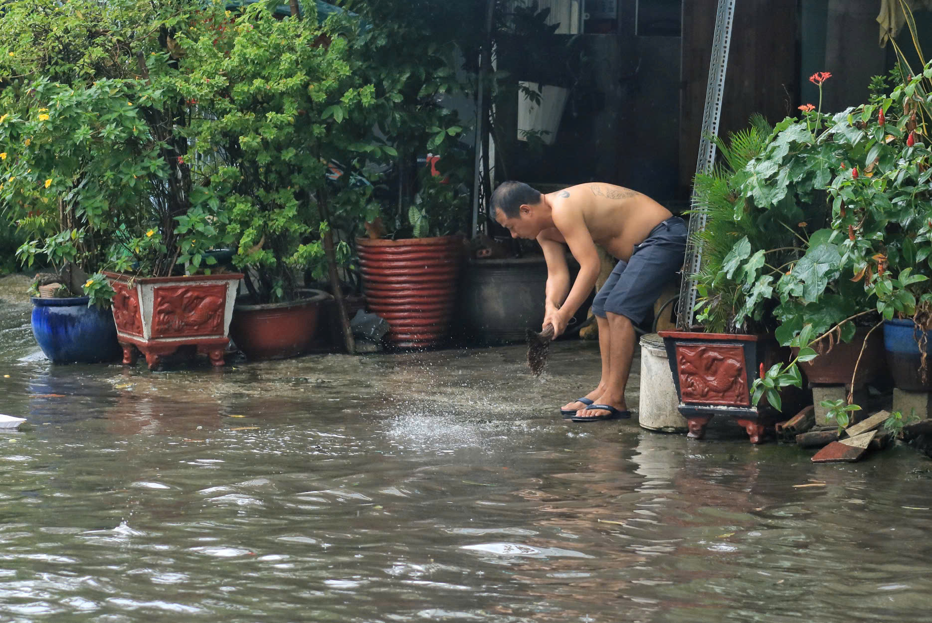 Ảnh hưởng bão Trà Mi: TP.HCM mưa trắng trời cả sáng, đường ngập lênh láng