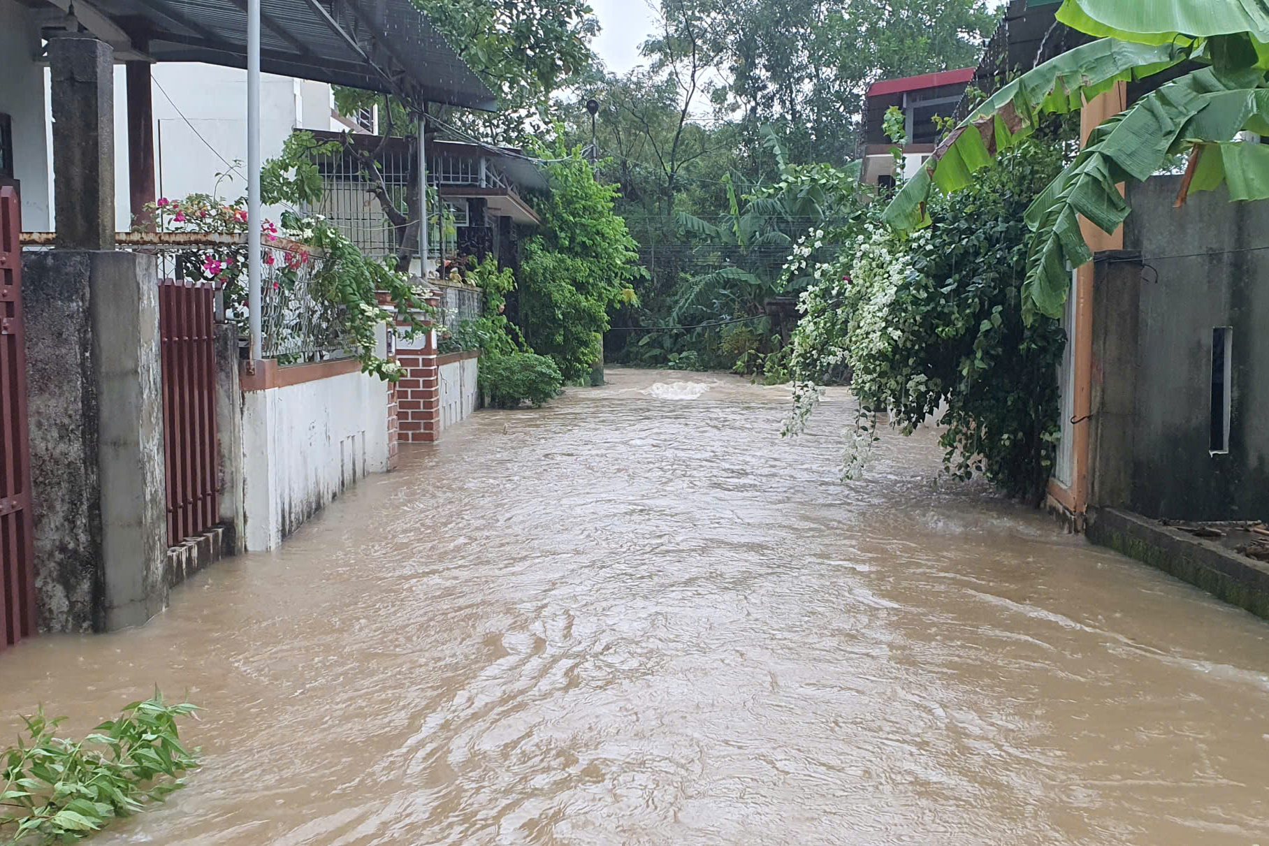 Bão Trà Mi: Mưa lớn gây ngập cục bộ nhiều tuyến đường ở TP.Đông Hà- Ảnh 2.