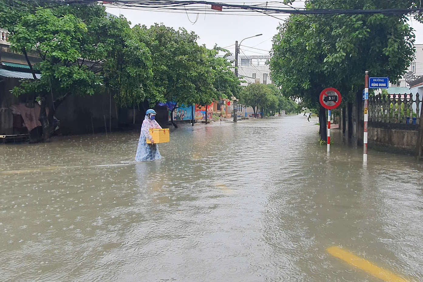 Bão Trà Mi: Mưa lớn gây ngập cục bộ nhiều tuyến đường ở TP.Đông Hà- Ảnh 6.