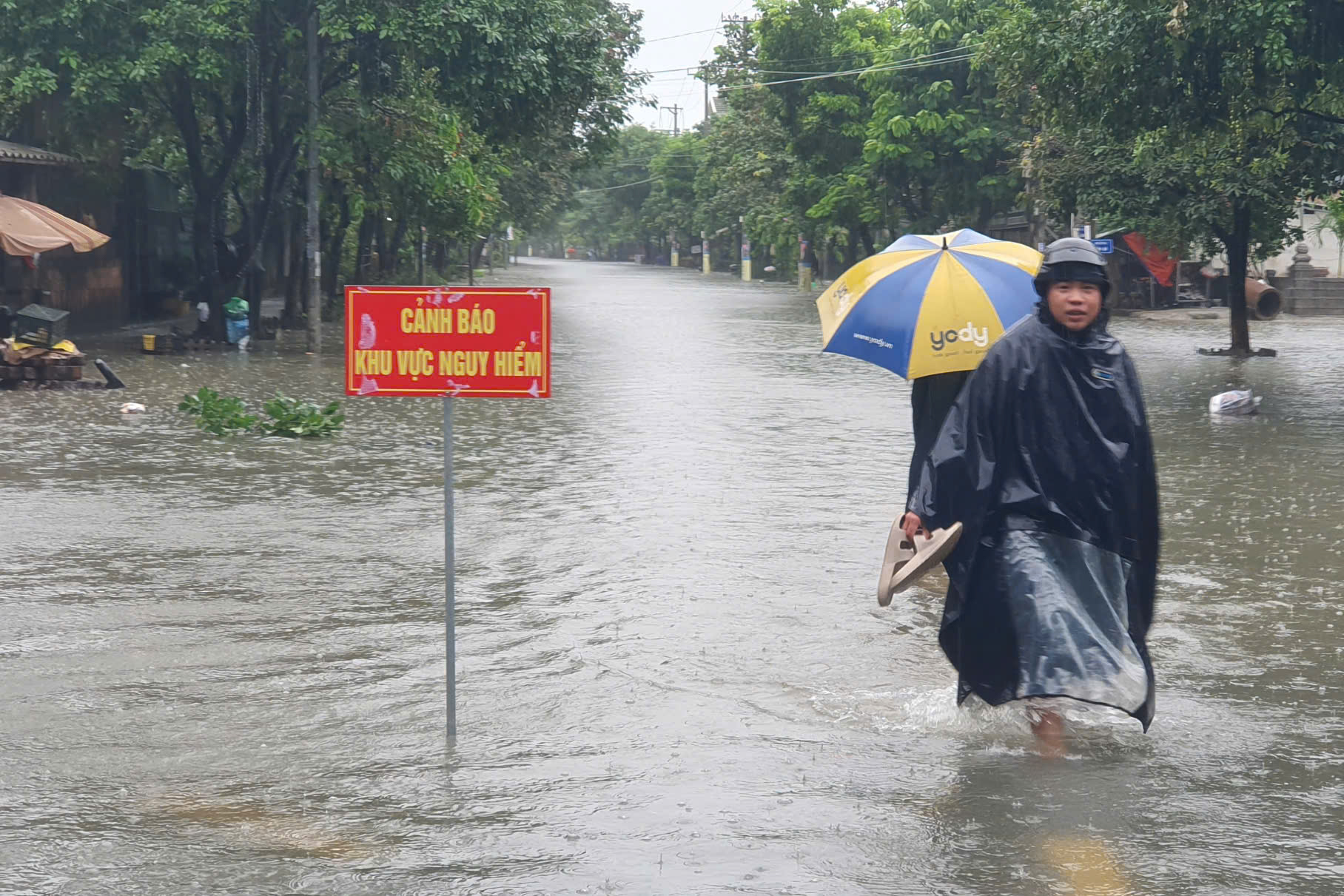 Bão Trà Mi: Mưa lớn gây ngập cục bộ nhiều tuyến đường ở TP.Đông Hà- Ảnh 5.