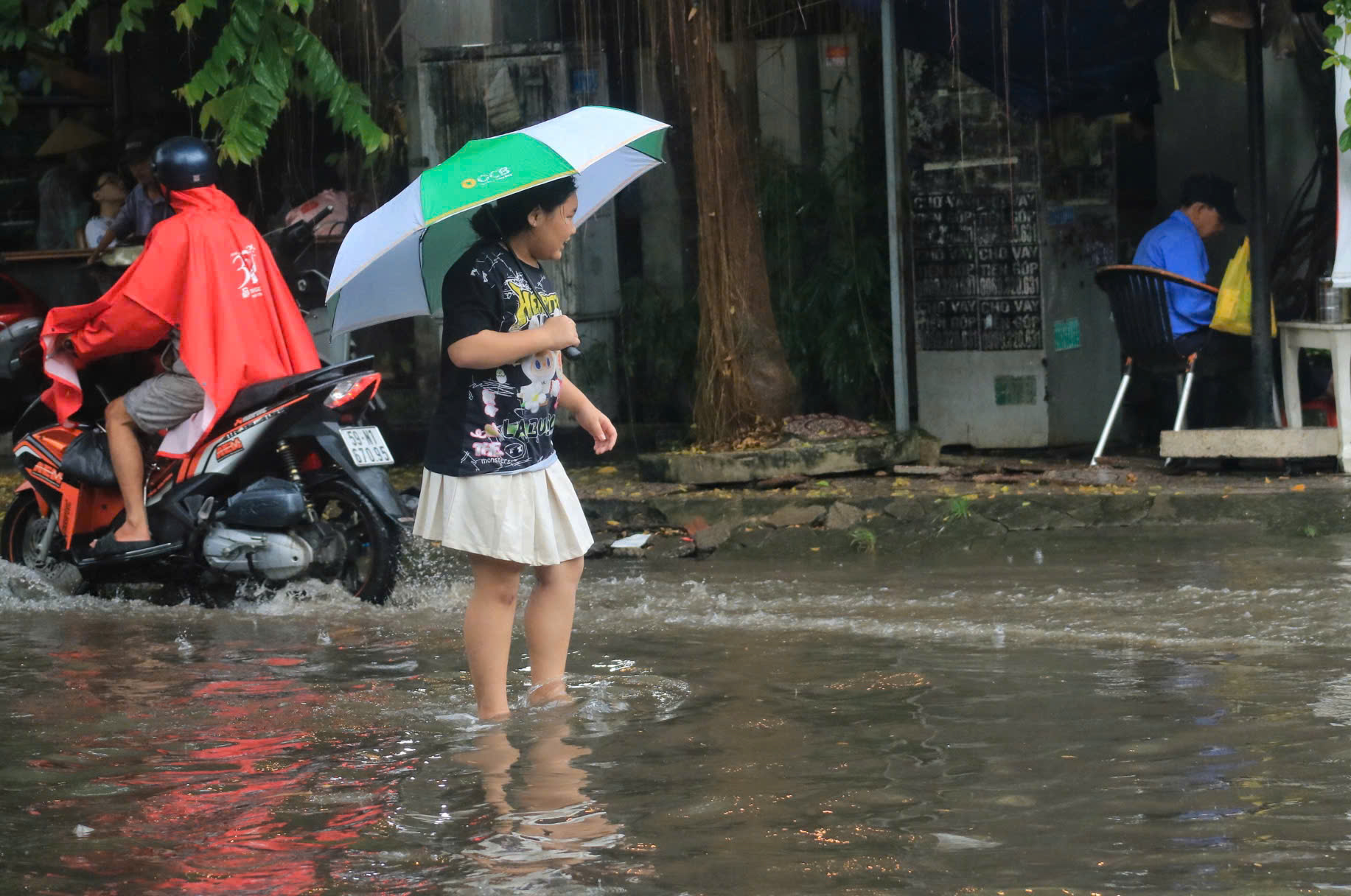 Ảnh hưởng bão Trà Mi: TP.HCM mưa trắng trời cả sáng, đường ngập lênh láng