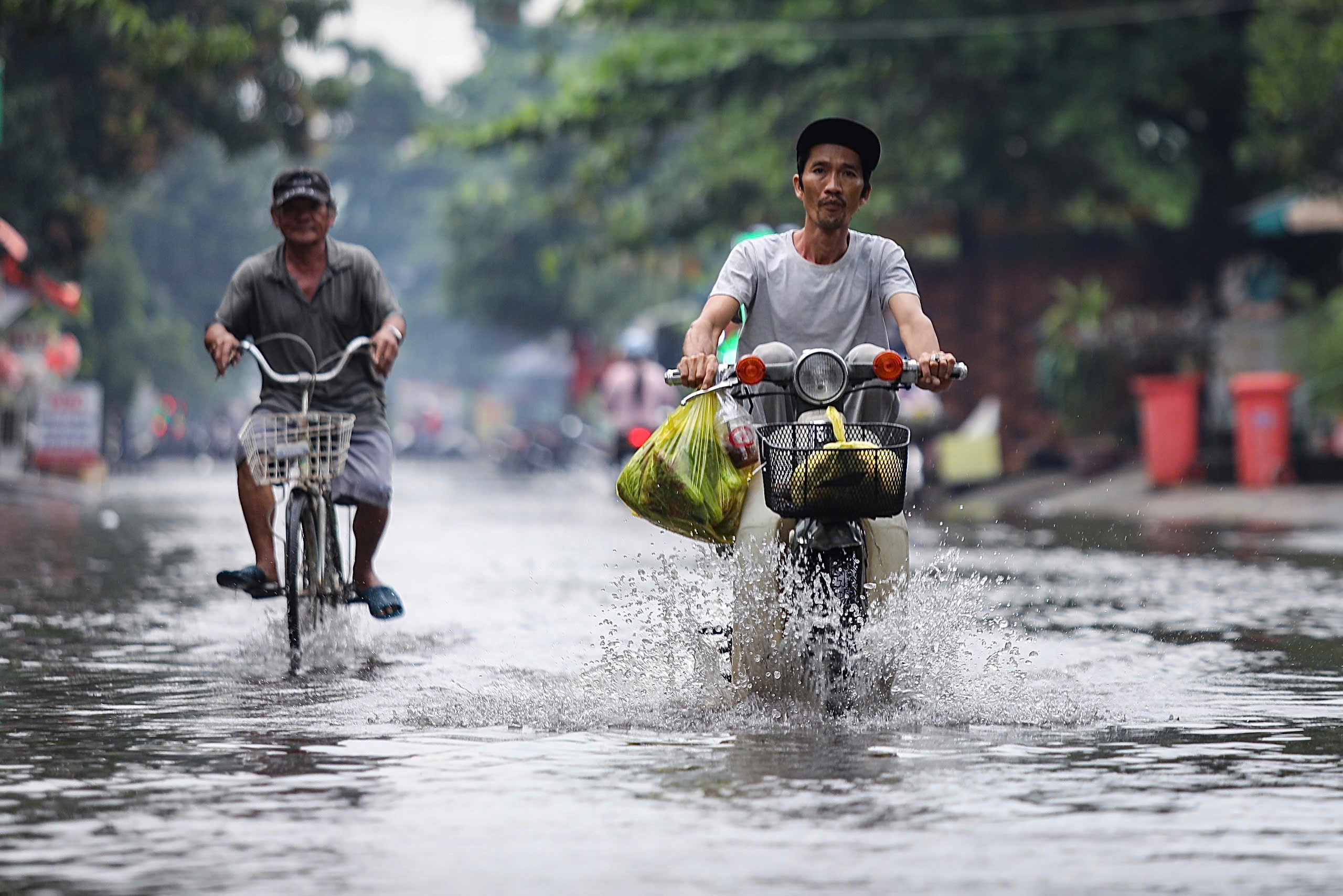 Ảnh hưởng bão Trà Mi: TP.HCM mưa trắng trời cả sáng, đường ngập lênh láng