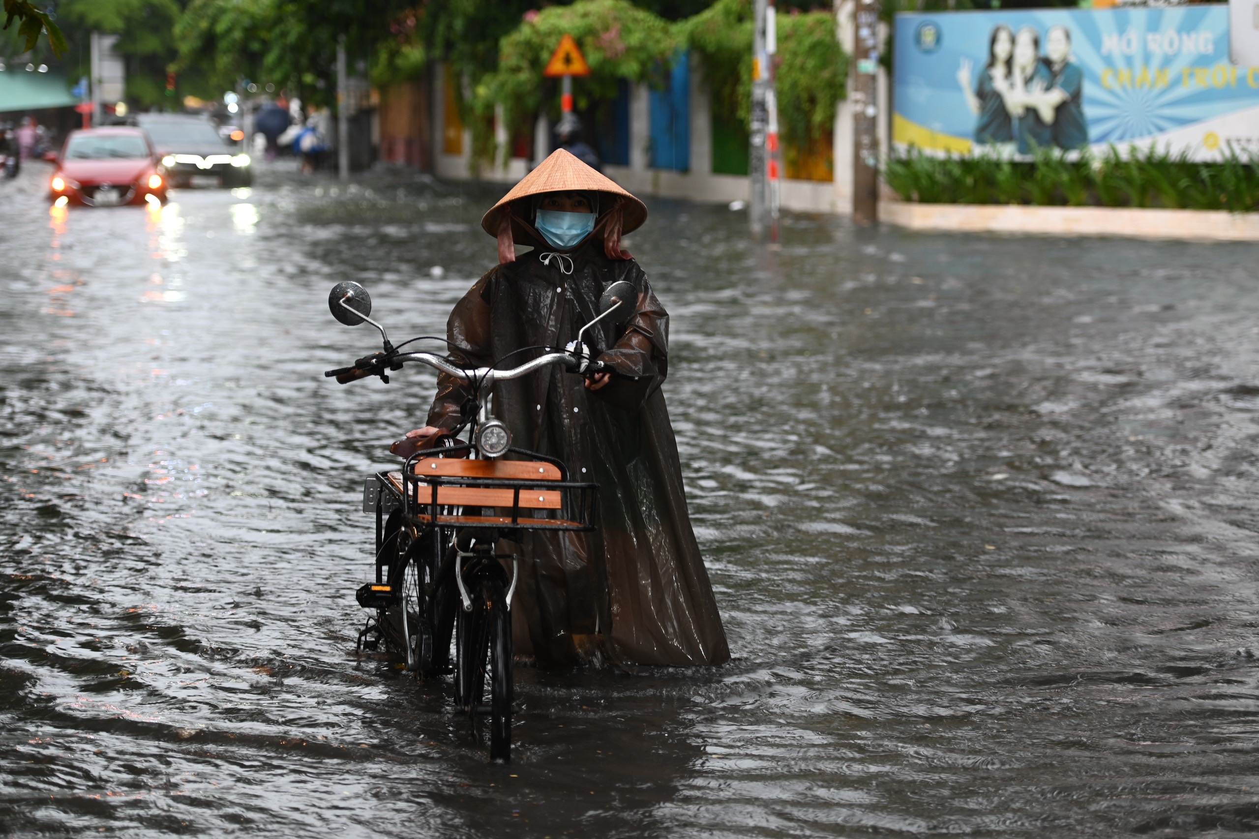 Ảnh hưởng bão Trà Mi: TP.HCM dự báo mưa giông kéo dài nhiều nơi trong vài giờ tới