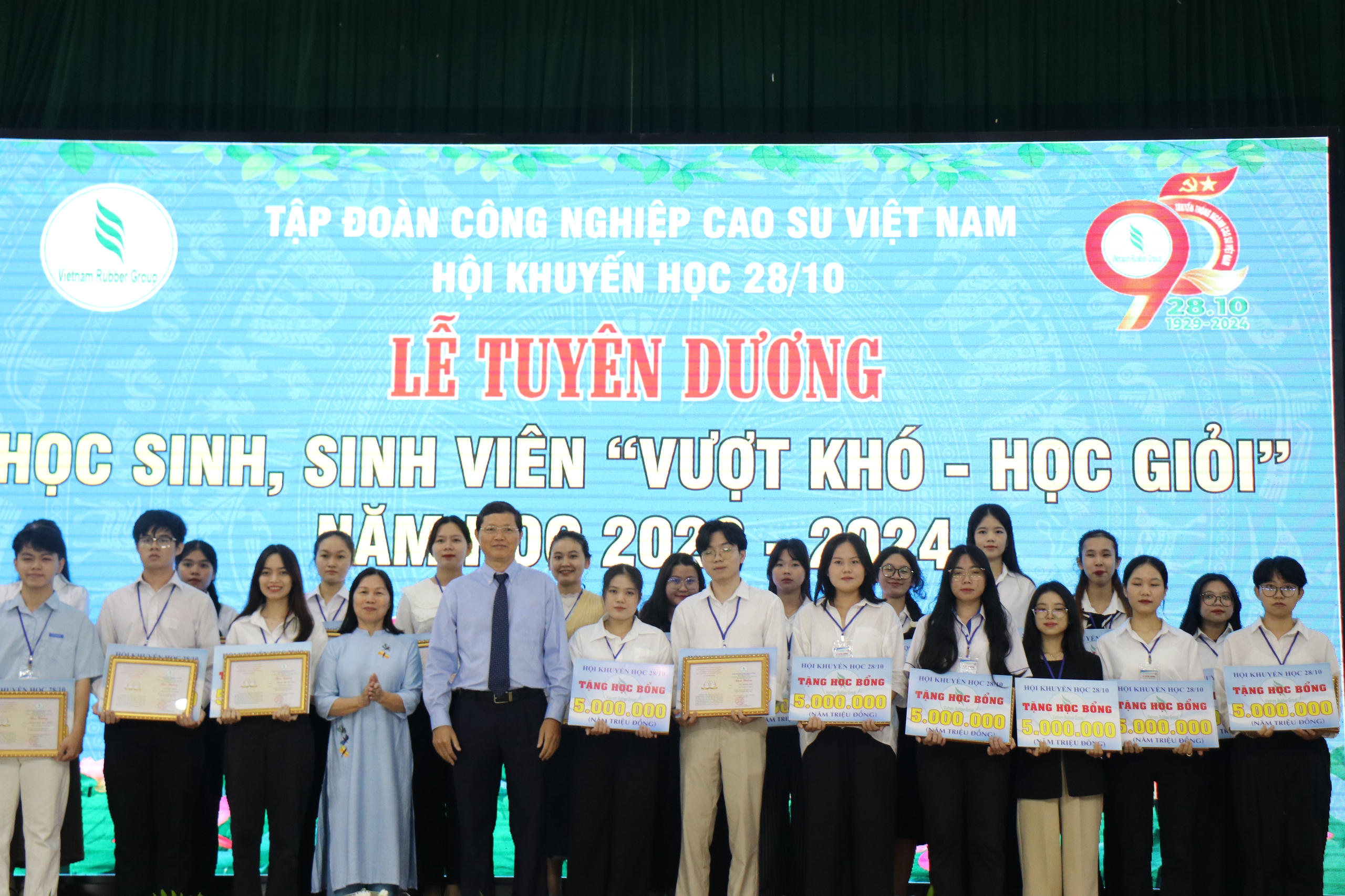 VRG tuyên dương 580 học sinh, sinh viên vượt khó học giỏi- Ảnh 1.