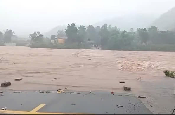 Cập nhật: Bão Trà Mi áp sát đất liền gây mưa lớn, gió mạnh - Ảnh 8.