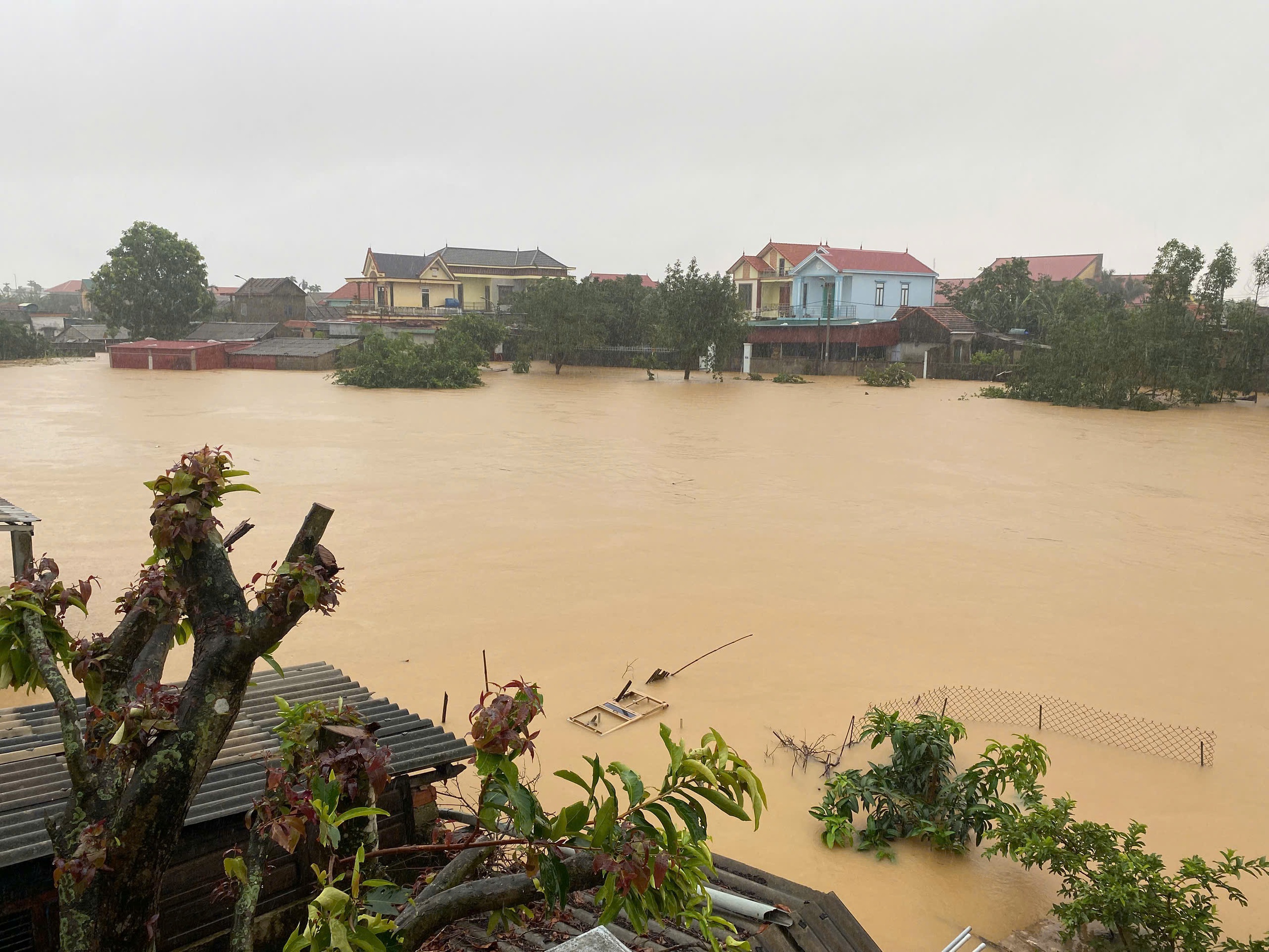 Bão số 6 (Trà Mi): Quảng Bình mưa cực lớn, hơn 10.000 nhà dân ở Lệ Thủy bị ngập- Ảnh 1.