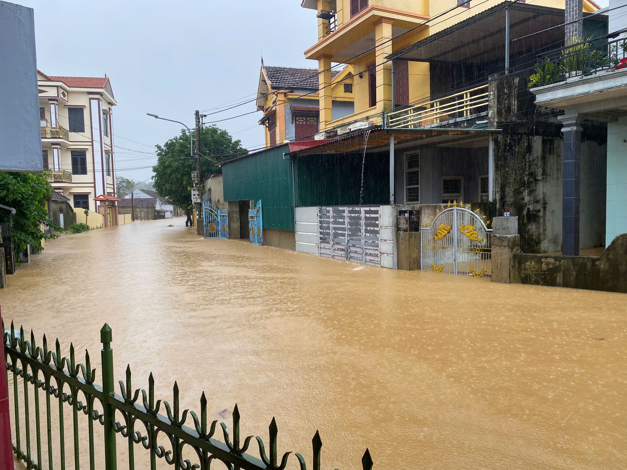 Bão số 6 (Trà Mi): Quảng Bình mưa cực lớn, hơn 10.000 nhà dân ở Lệ Thủy bị ngập- Ảnh 2.