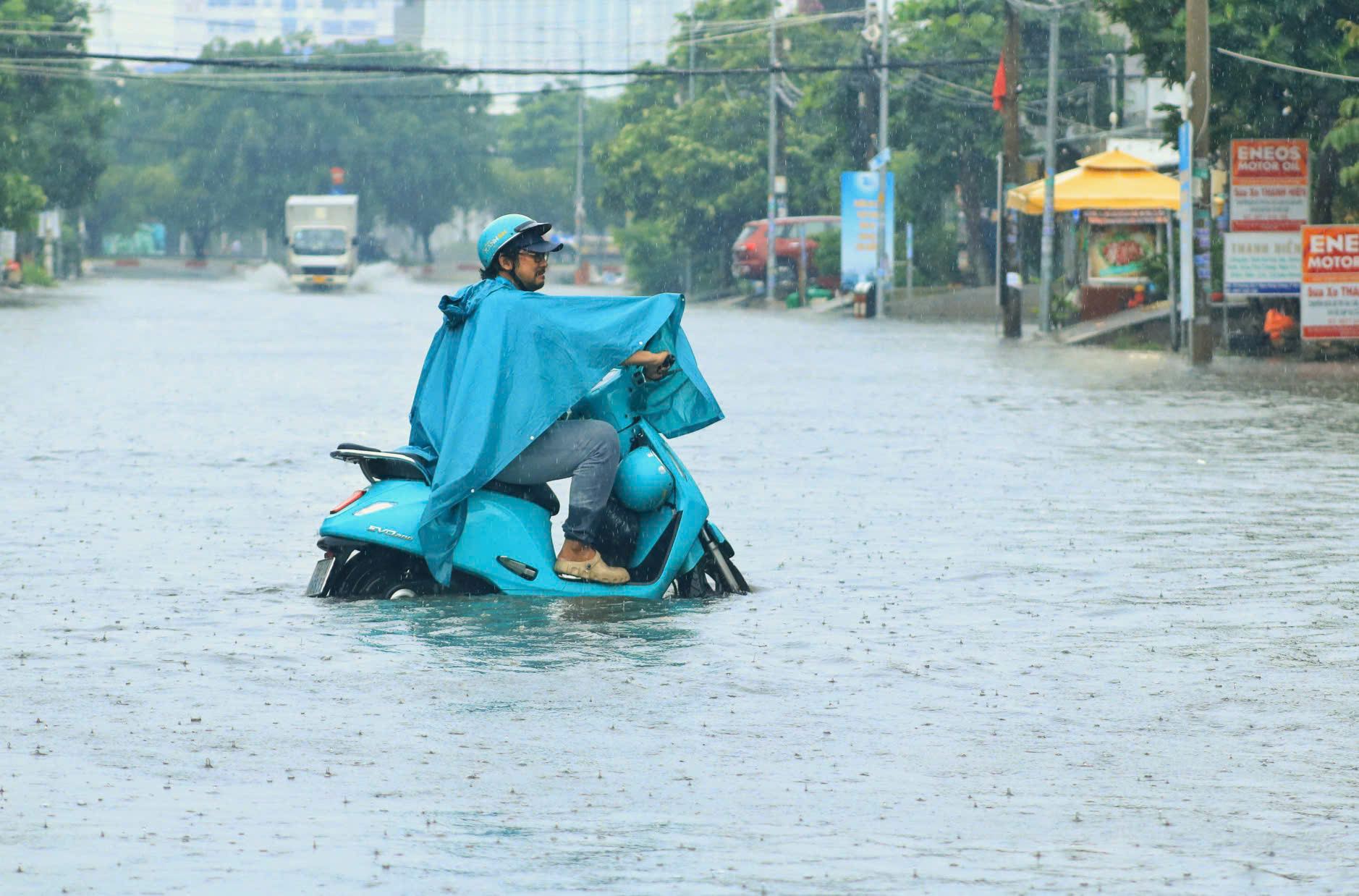 TP.HCM mưa lớn từ đêm tới sáng, đường phố ngập sâu: Đứng... nấu ăn giữa 'biển nước'- Ảnh 6.